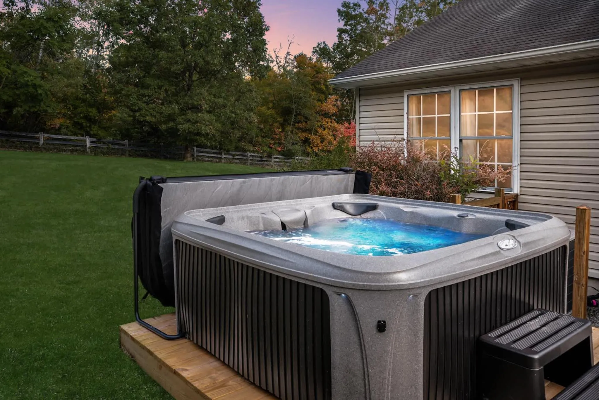 Day in Modern decor, Hot Tub, Fire Pit & River Access!