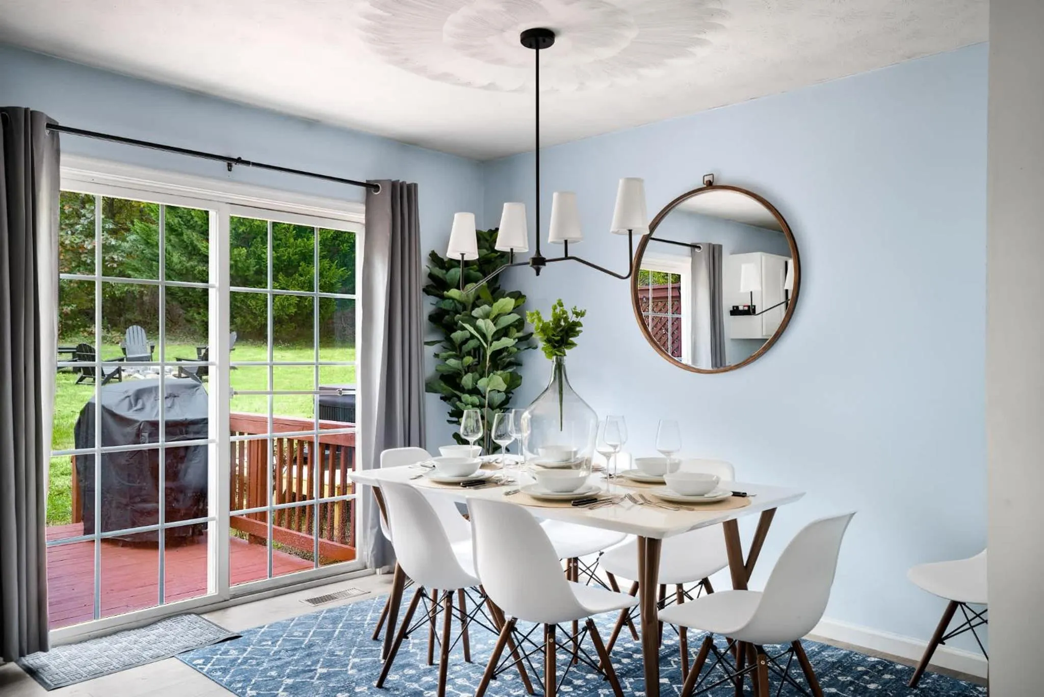 Dining area in Modern decor, Hot Tub, Fire Pit & River Access!