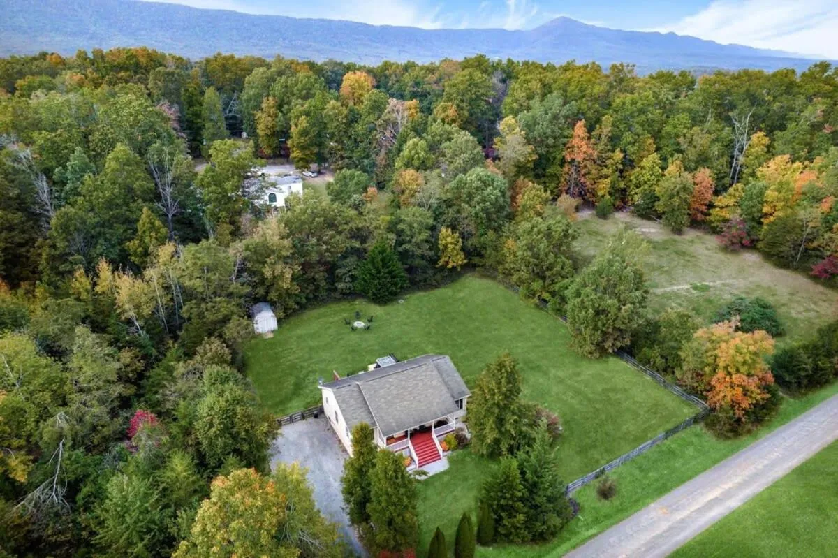 Natural landscape in Modern decor, Hot Tub, Fire Pit & River Access!