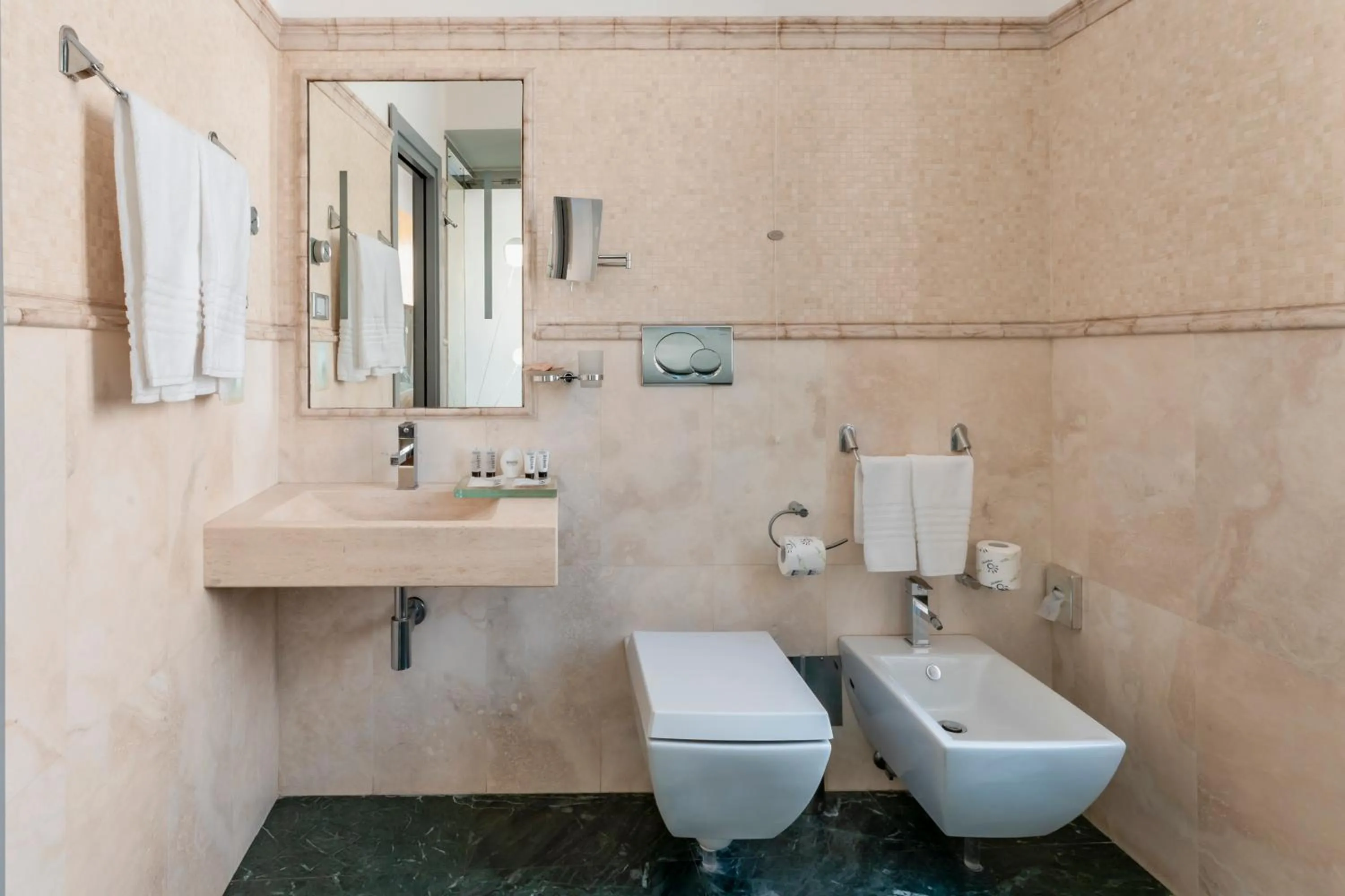 Shower in Hotel Trecento