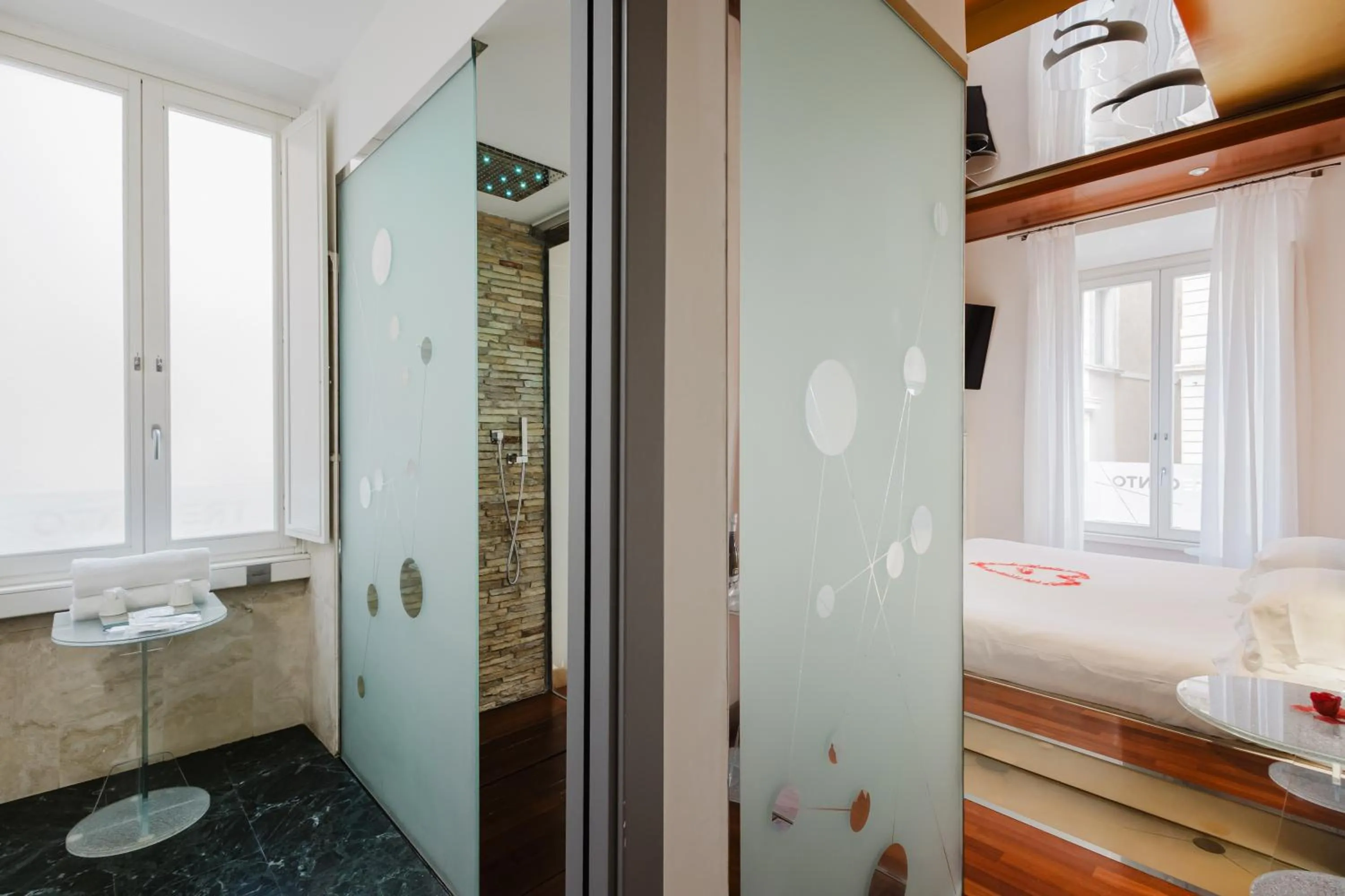 Shower, Bed in Hotel Trecento