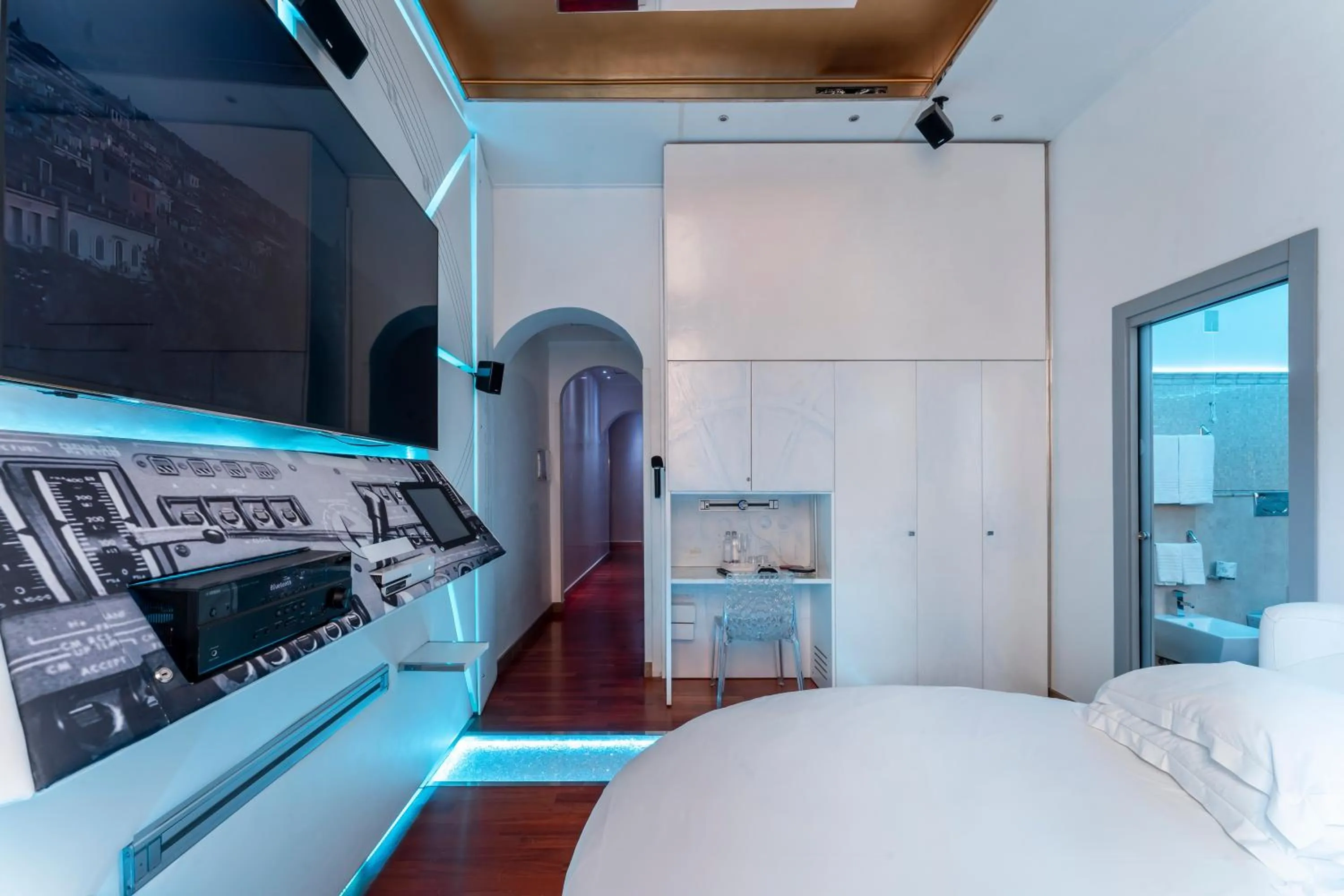 Karaoke, Bed in Hotel Trecento