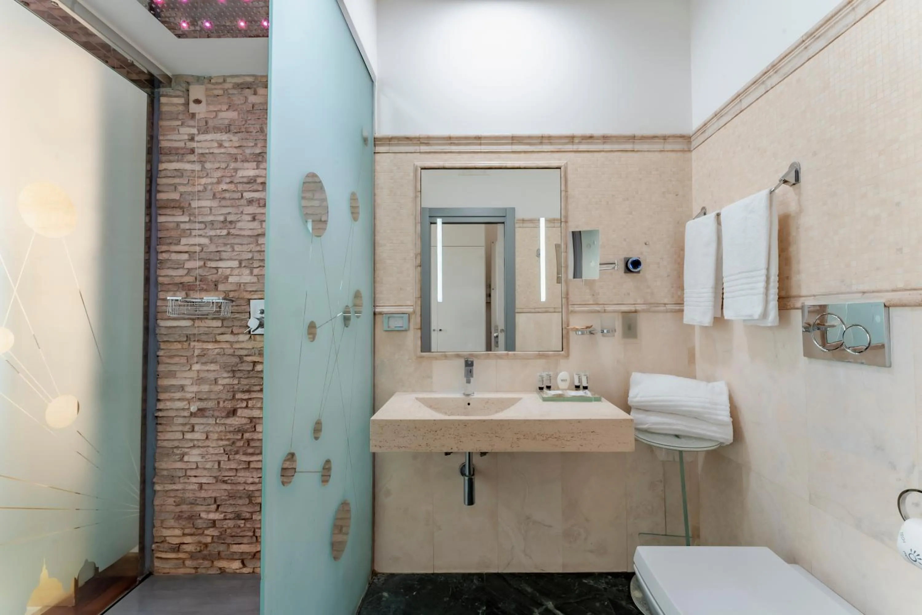 Shower in Hotel Trecento