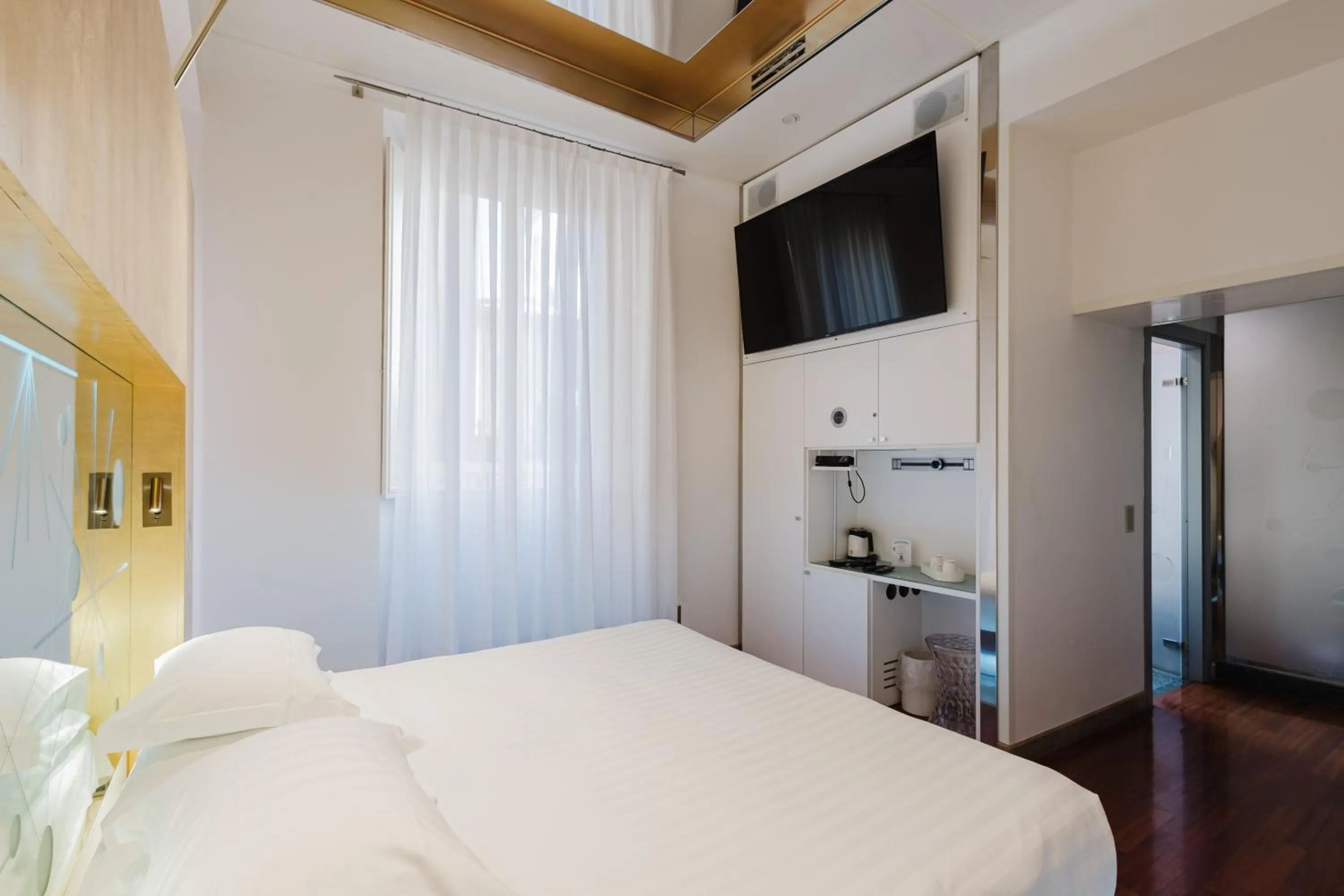 Communal lounge/ TV room, Bed in Hotel Trecento