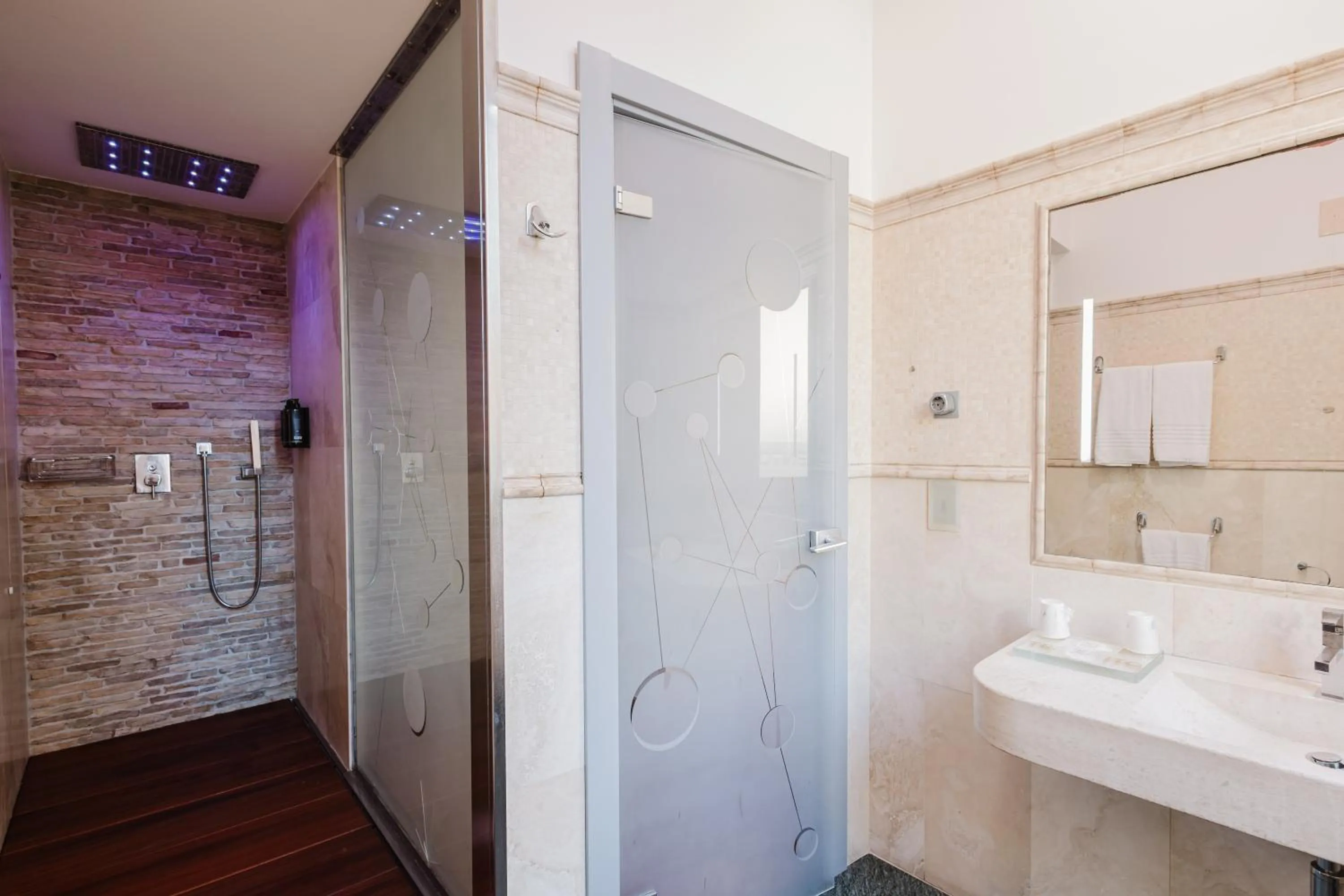 Shower in Hotel Trecento