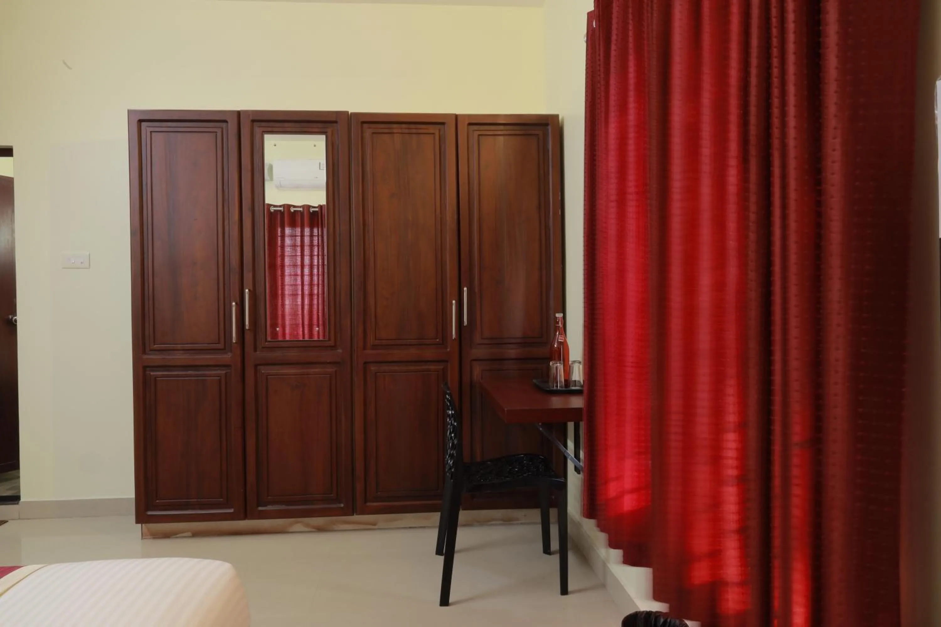 wardrobe in BLUEWAY RESIDENCY BUSINESS BOUTIQUE HOTEL