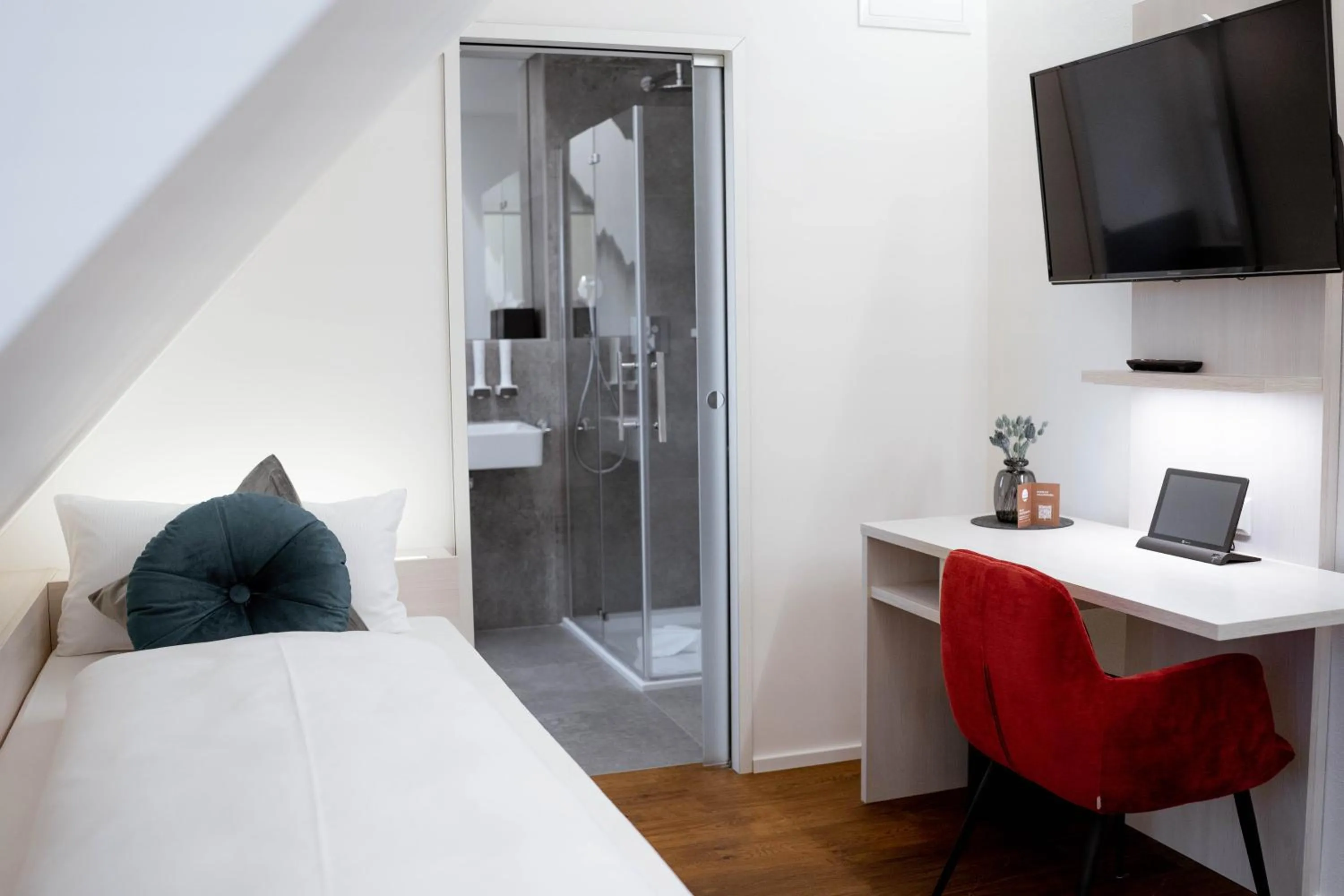 Shower, Bed in Reos Hotel Wangen