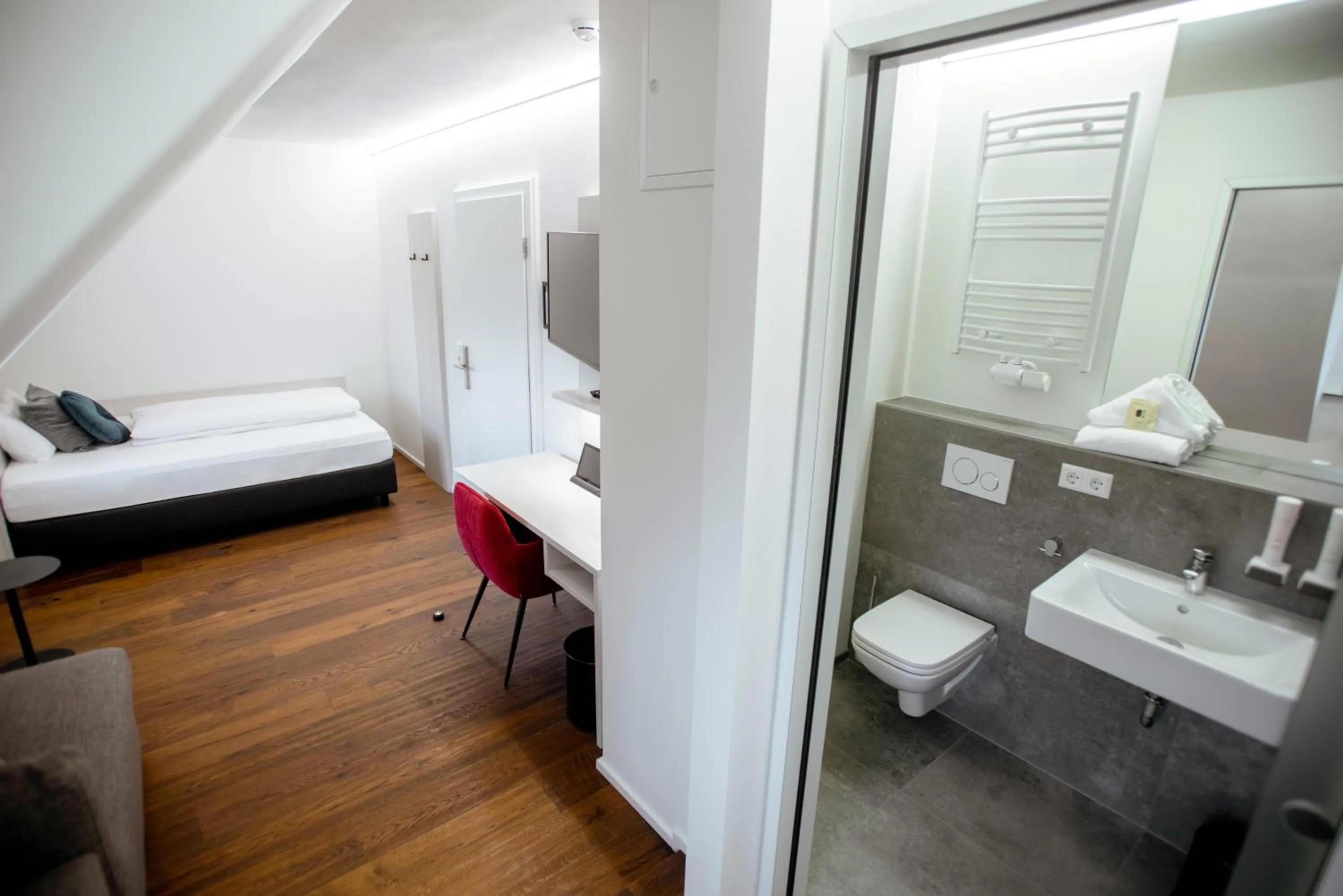 Toilet, Bed in Reos Hotel Wangen