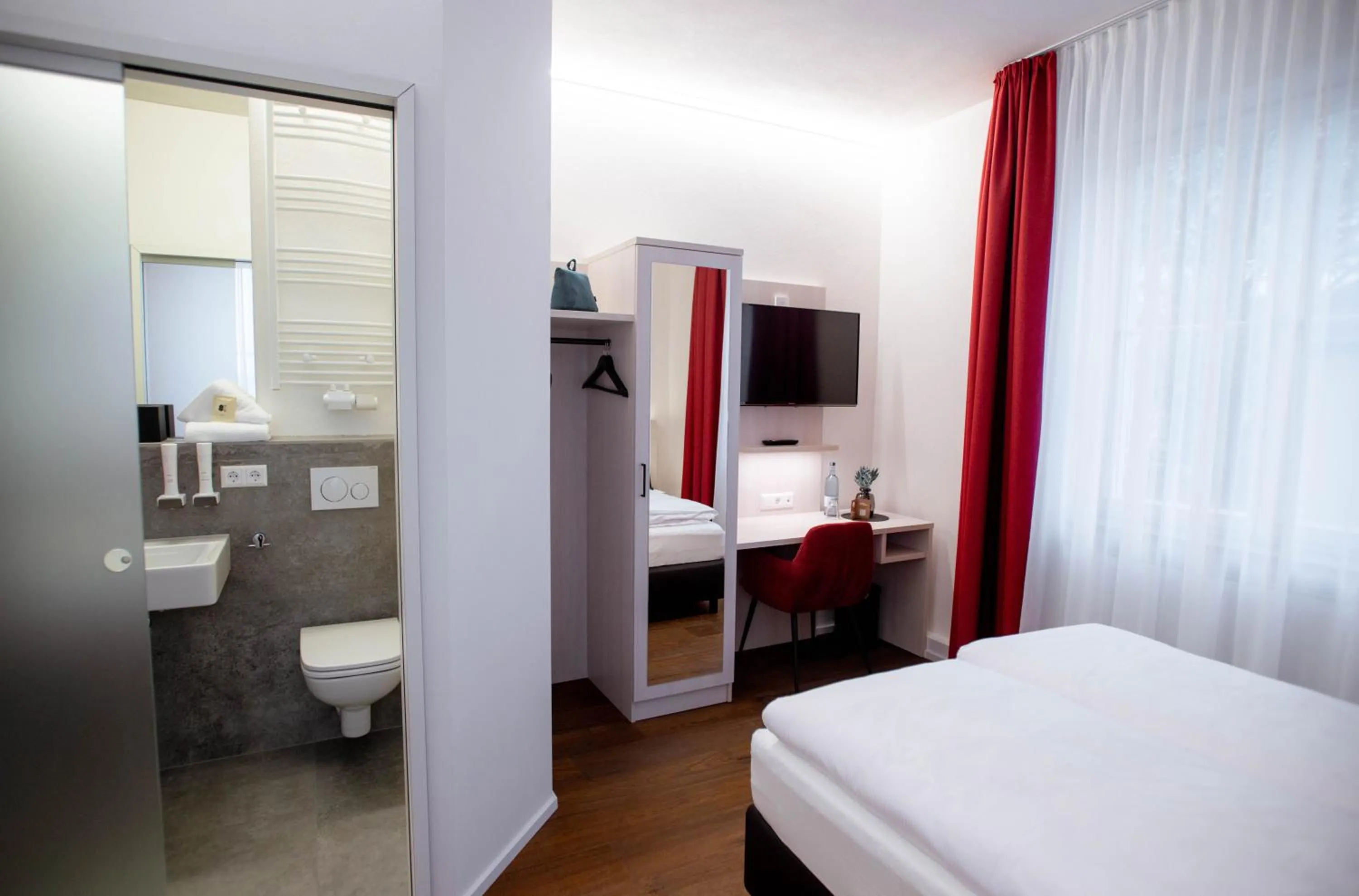 Toilet, Bed in Reos Hotel Wangen