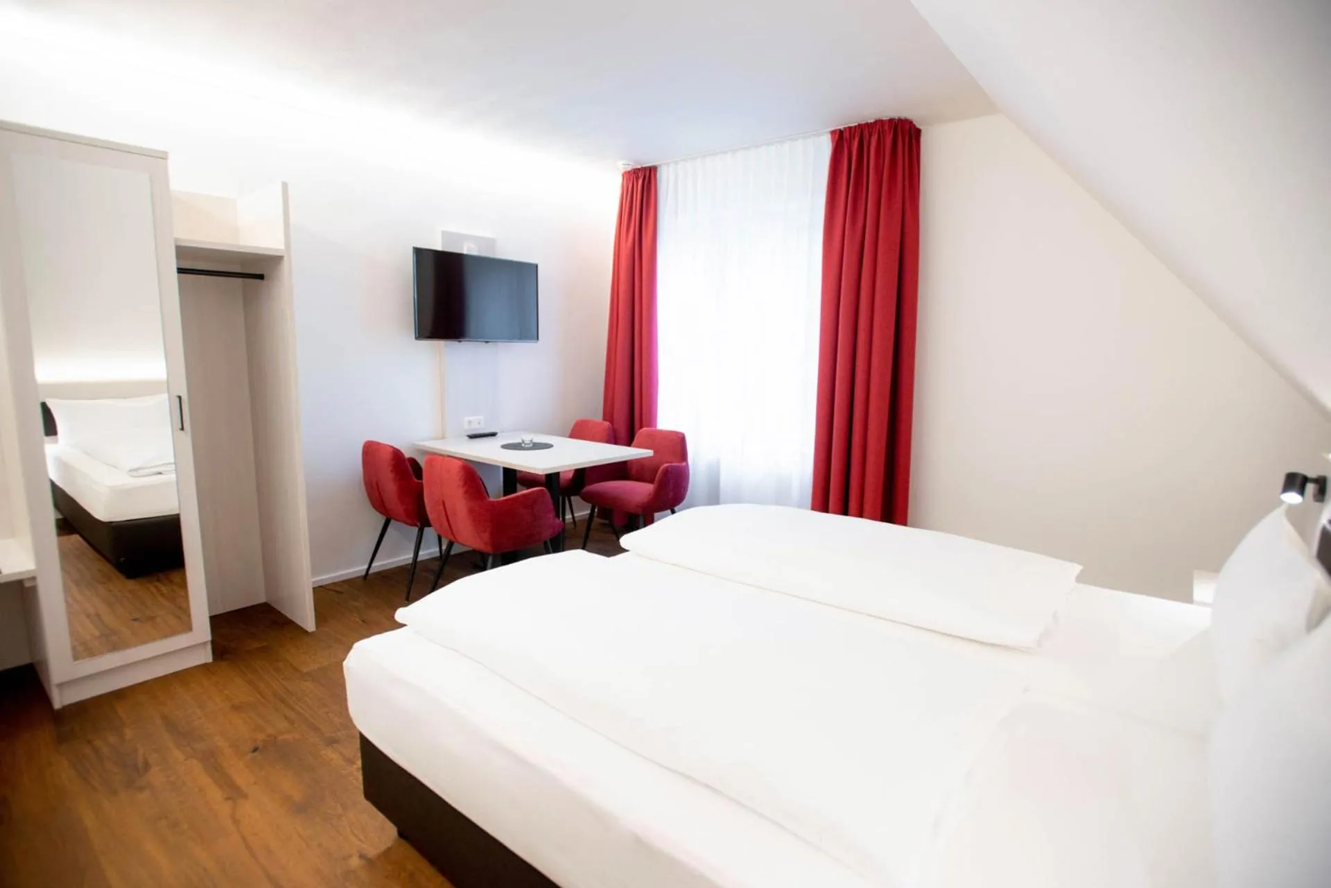 TV and multimedia, Bed in Reos Hotel Wangen