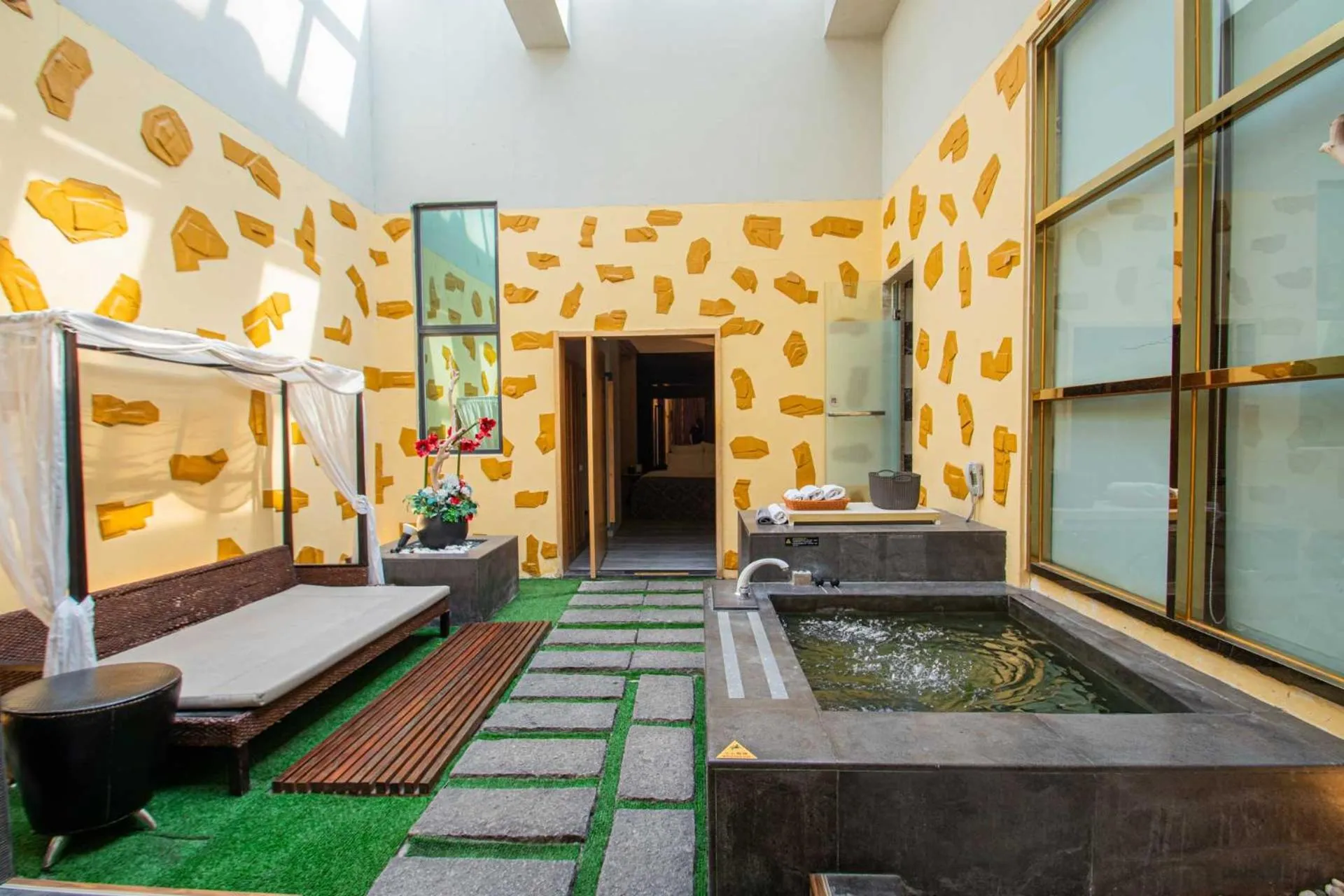 Pool view in Six Star Motel-Zhongli