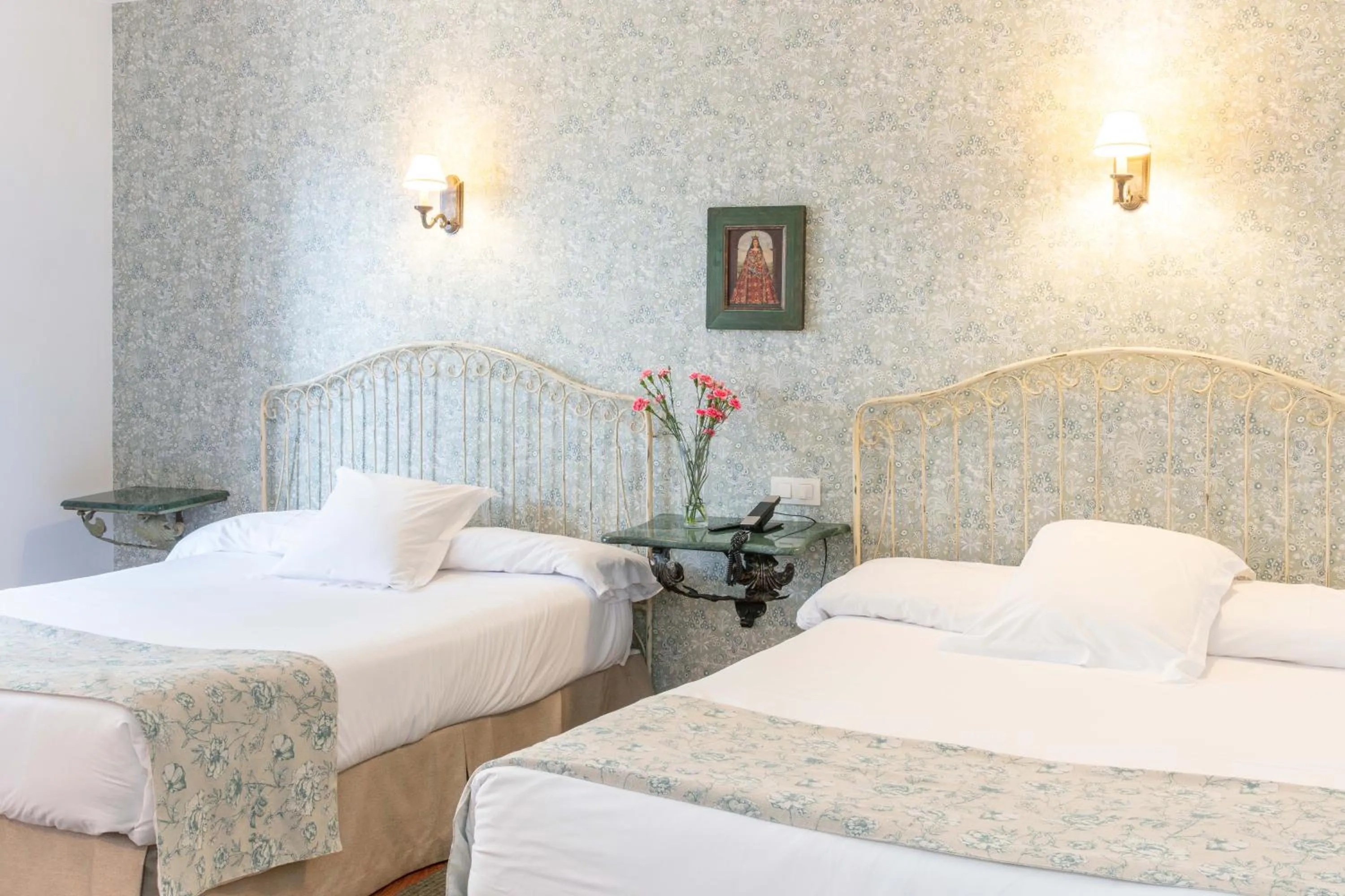 Photo of the whole room, Bed in Hotel Puerta de la Luna