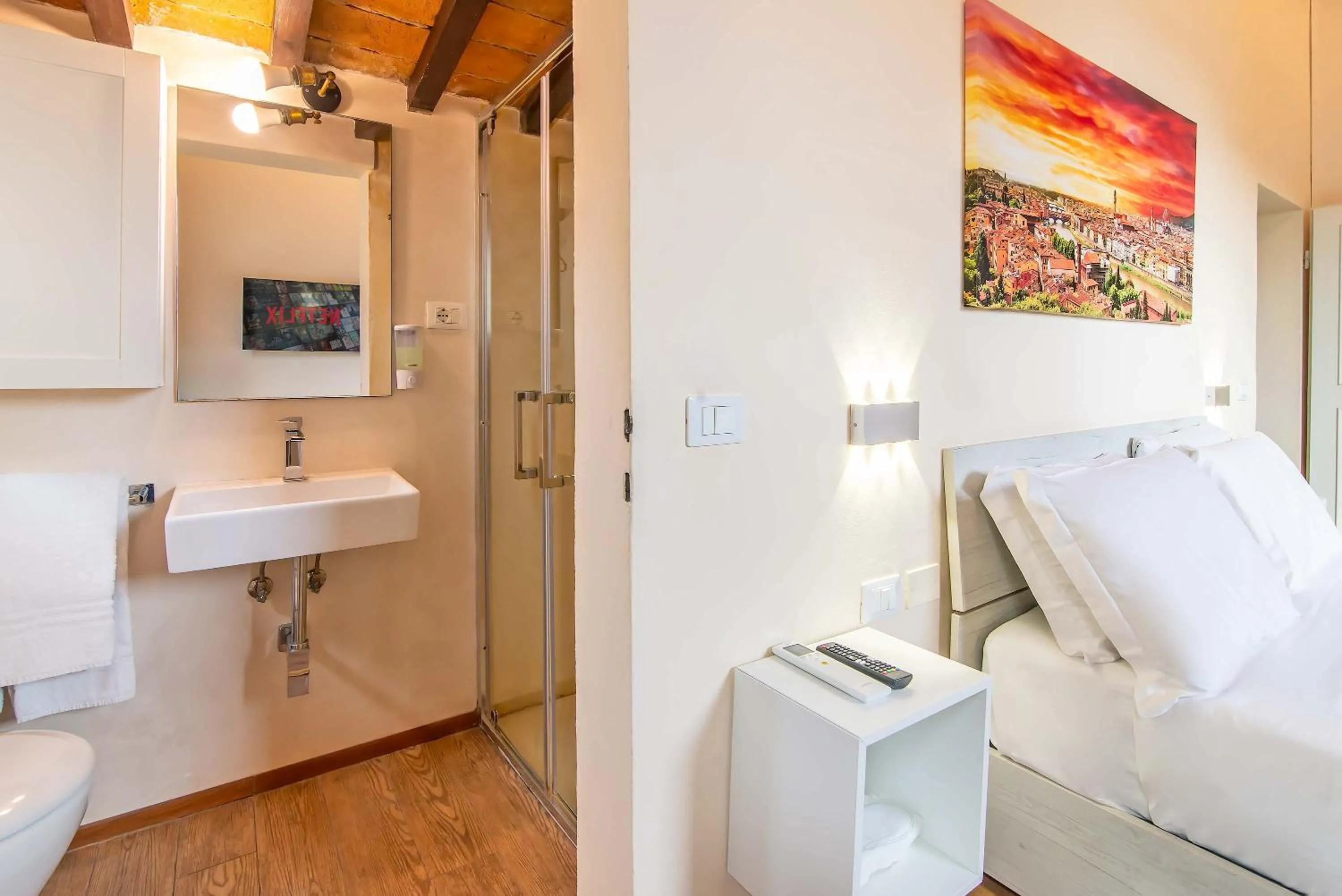 Shower, Bed in Marco's Way