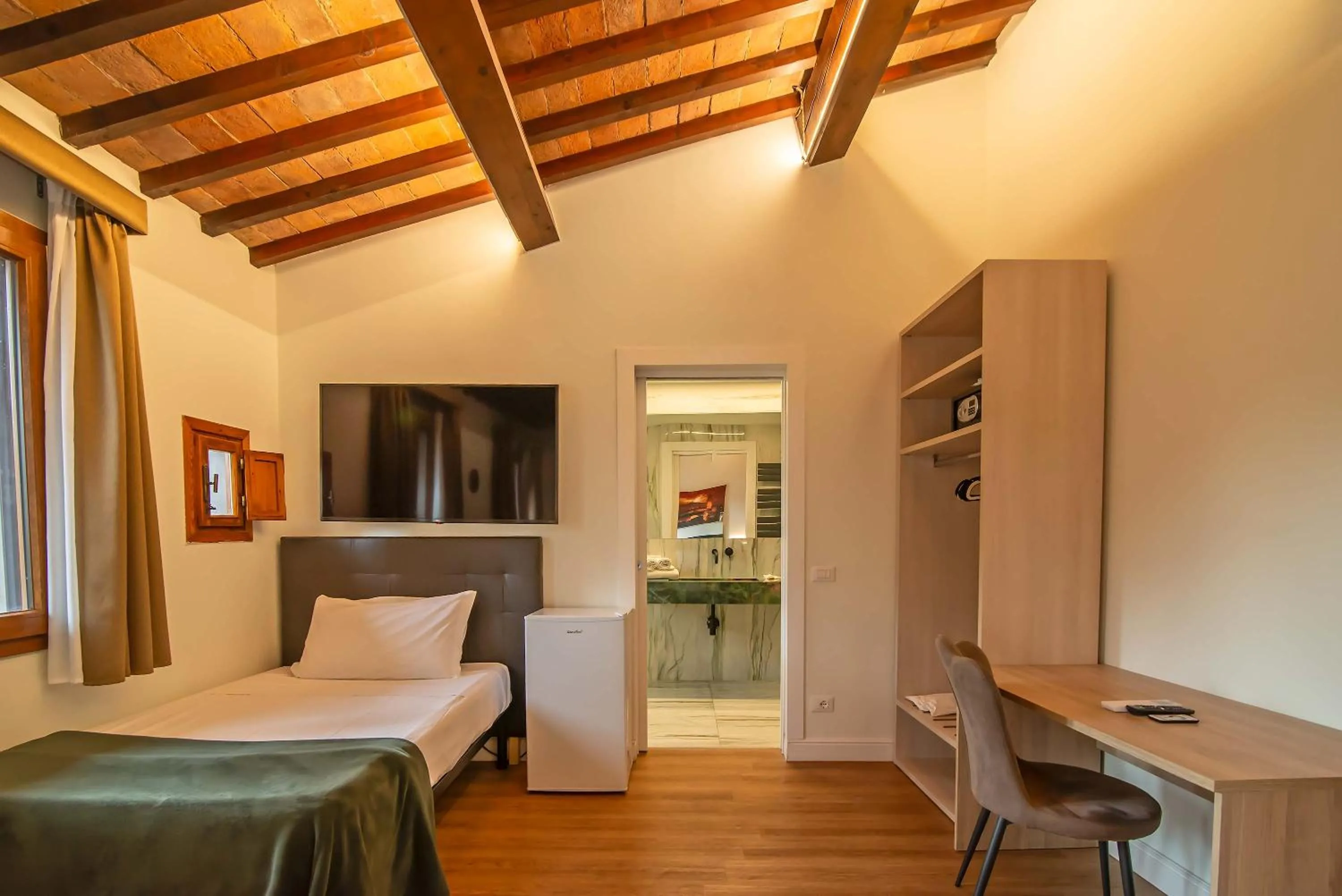 Photo of the whole room, Bed in Marco's Way