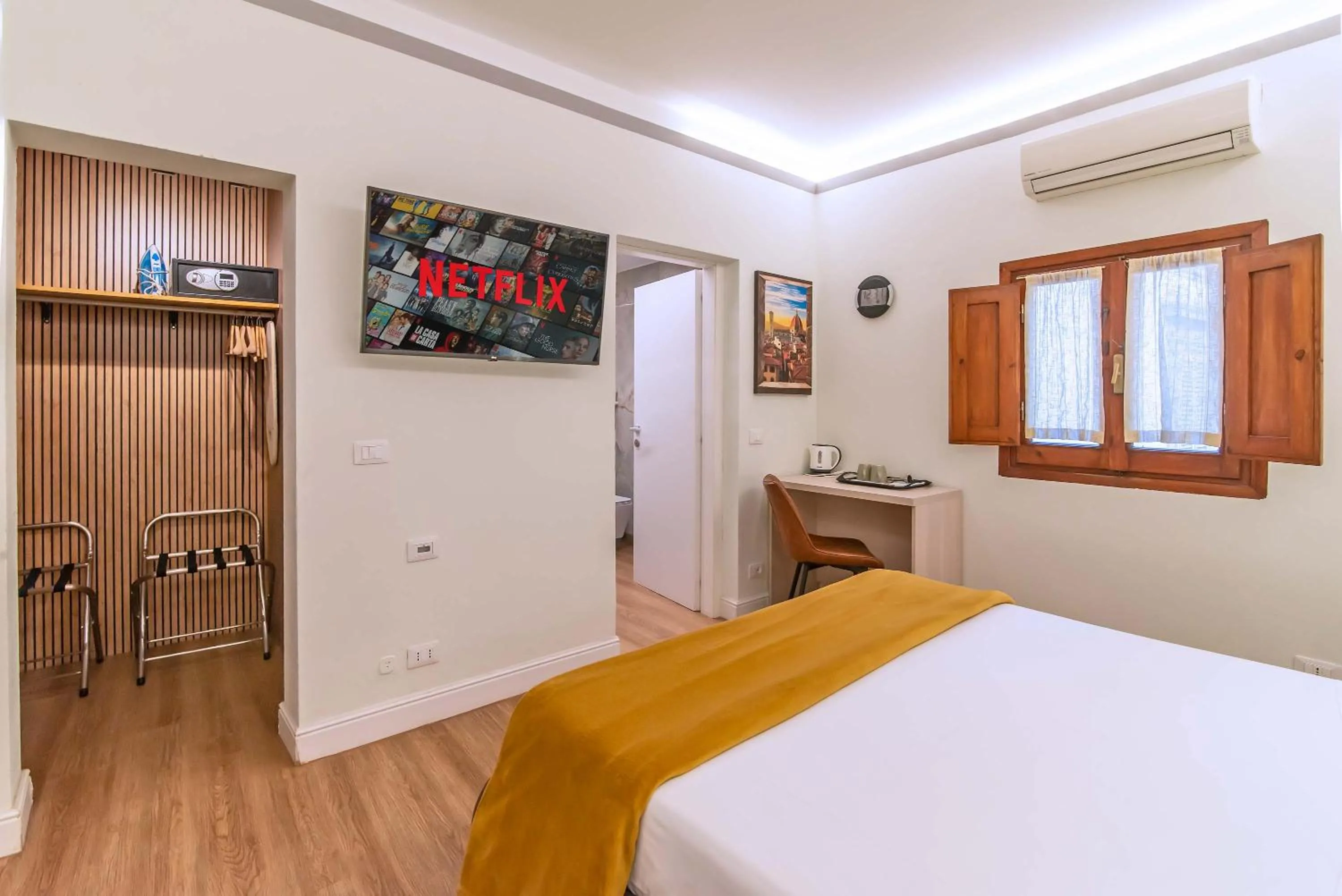 Photo of the whole room, Bed in Marco's Way