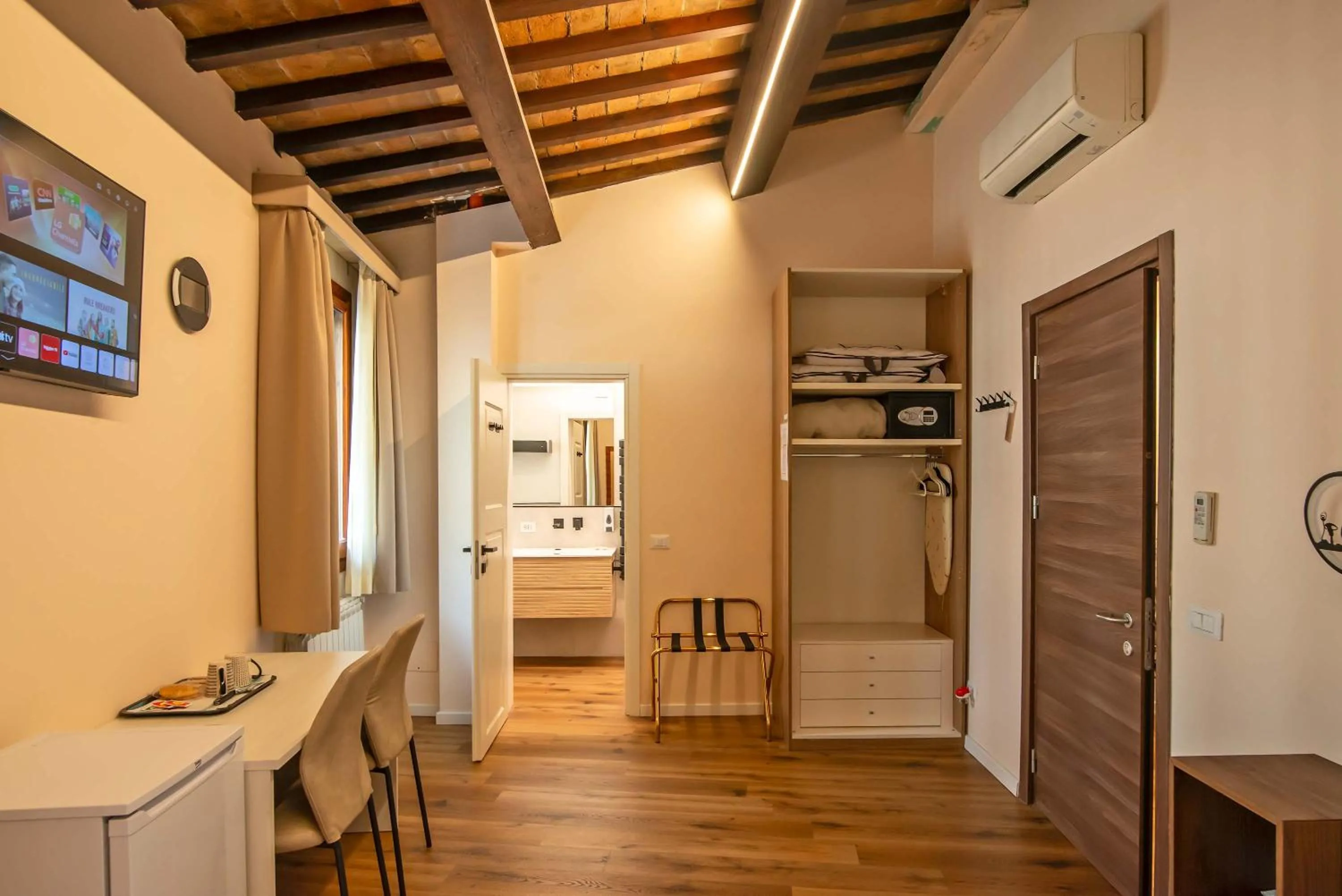 Photo of the whole room in Marco's Way