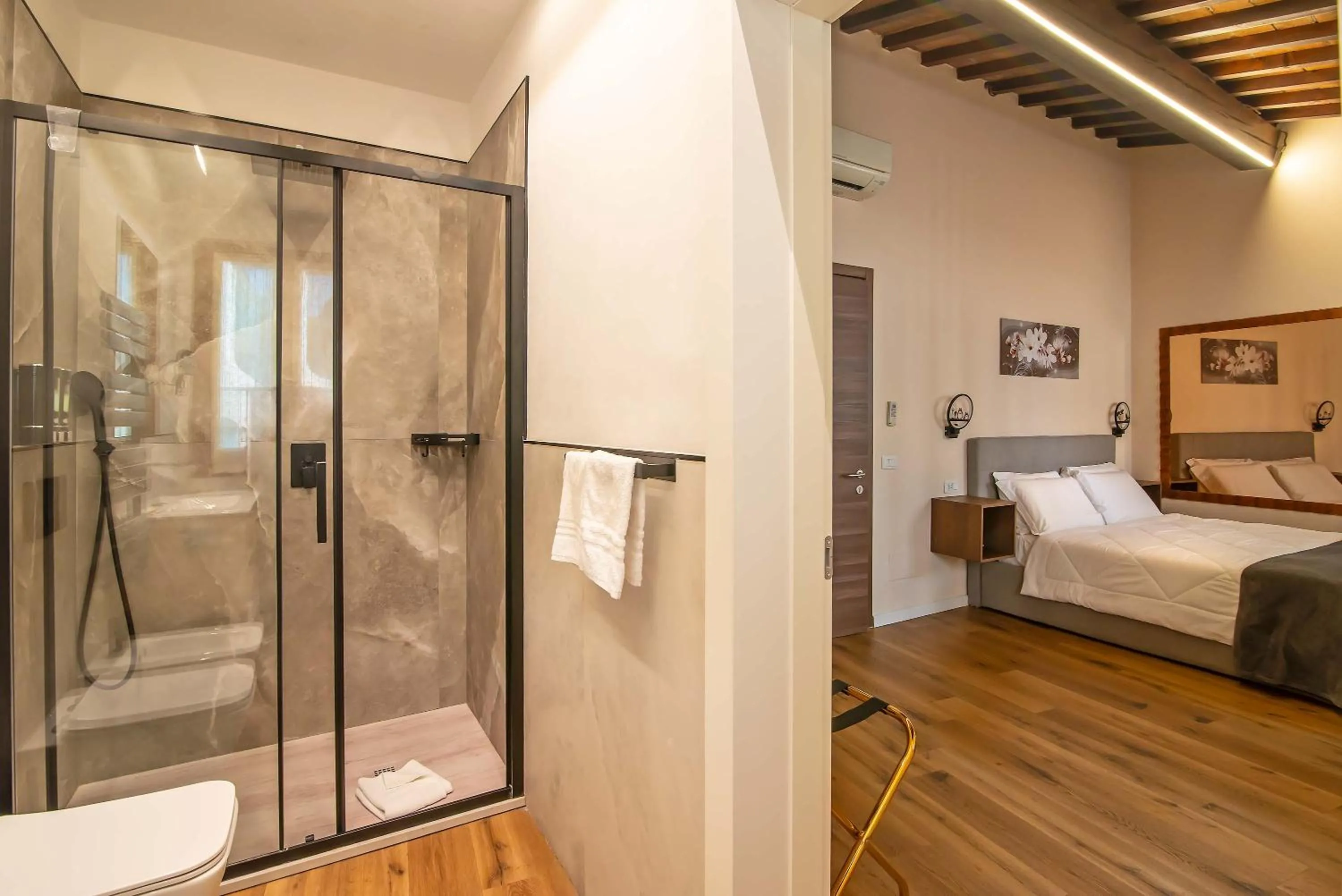 Shower, Bed in Marco's Way