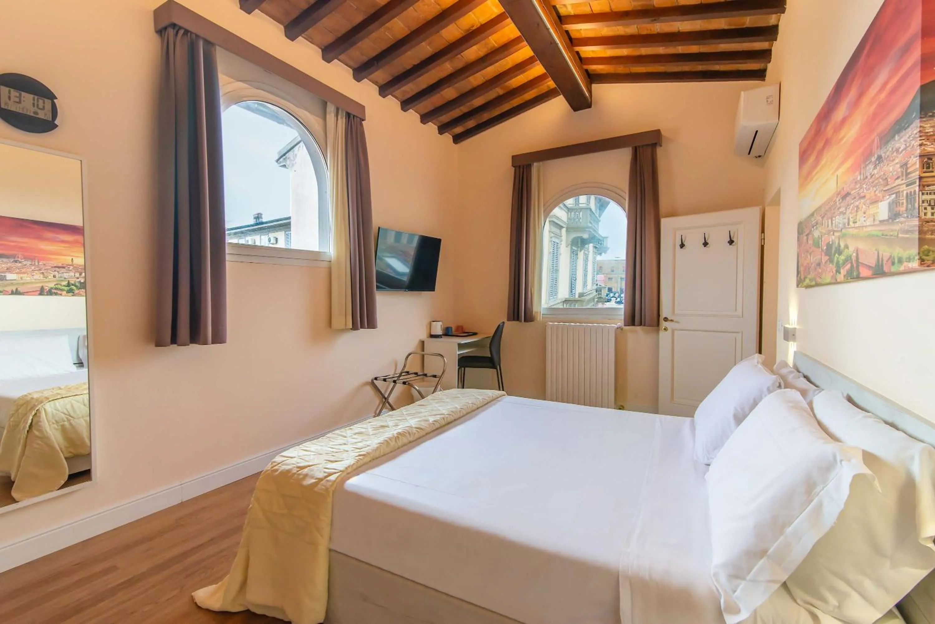 Photo of the whole room, Bed in Marco's Way