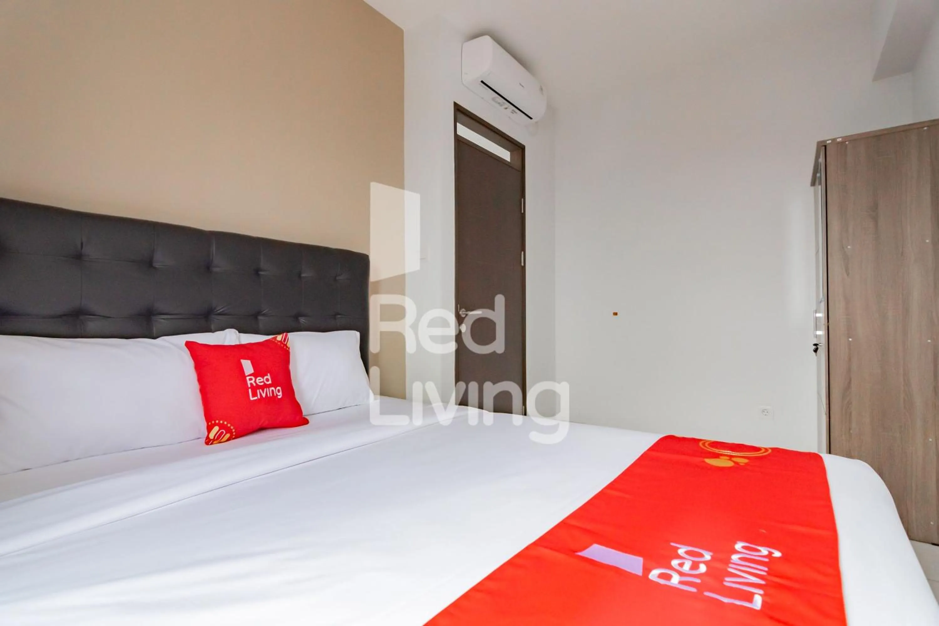 Bedroom, Bed in RedLiving Apartemen Mekarwangi Square - M Express