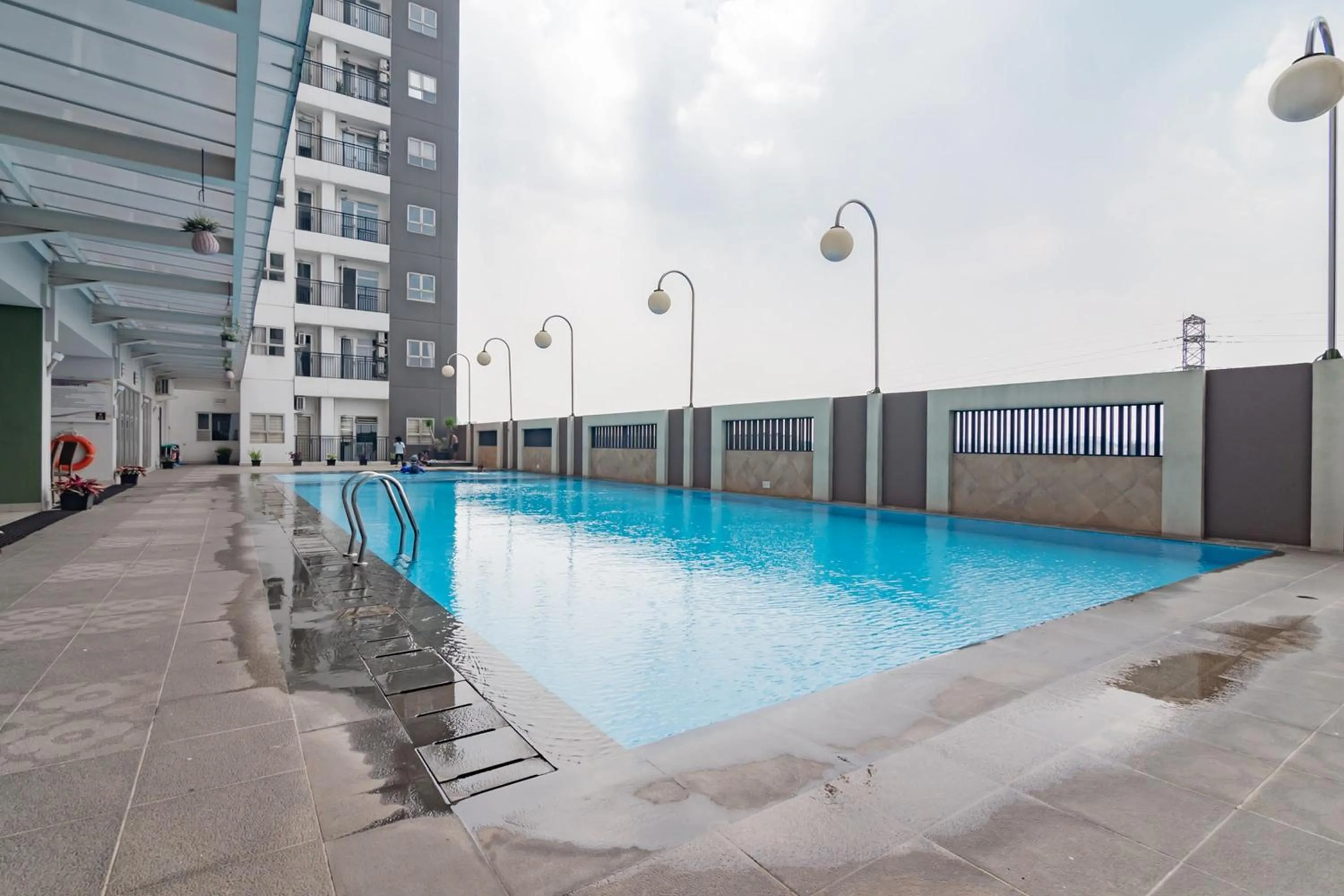 Swimming pool in RedLiving Apartemen Mekarwangi Square - M Express