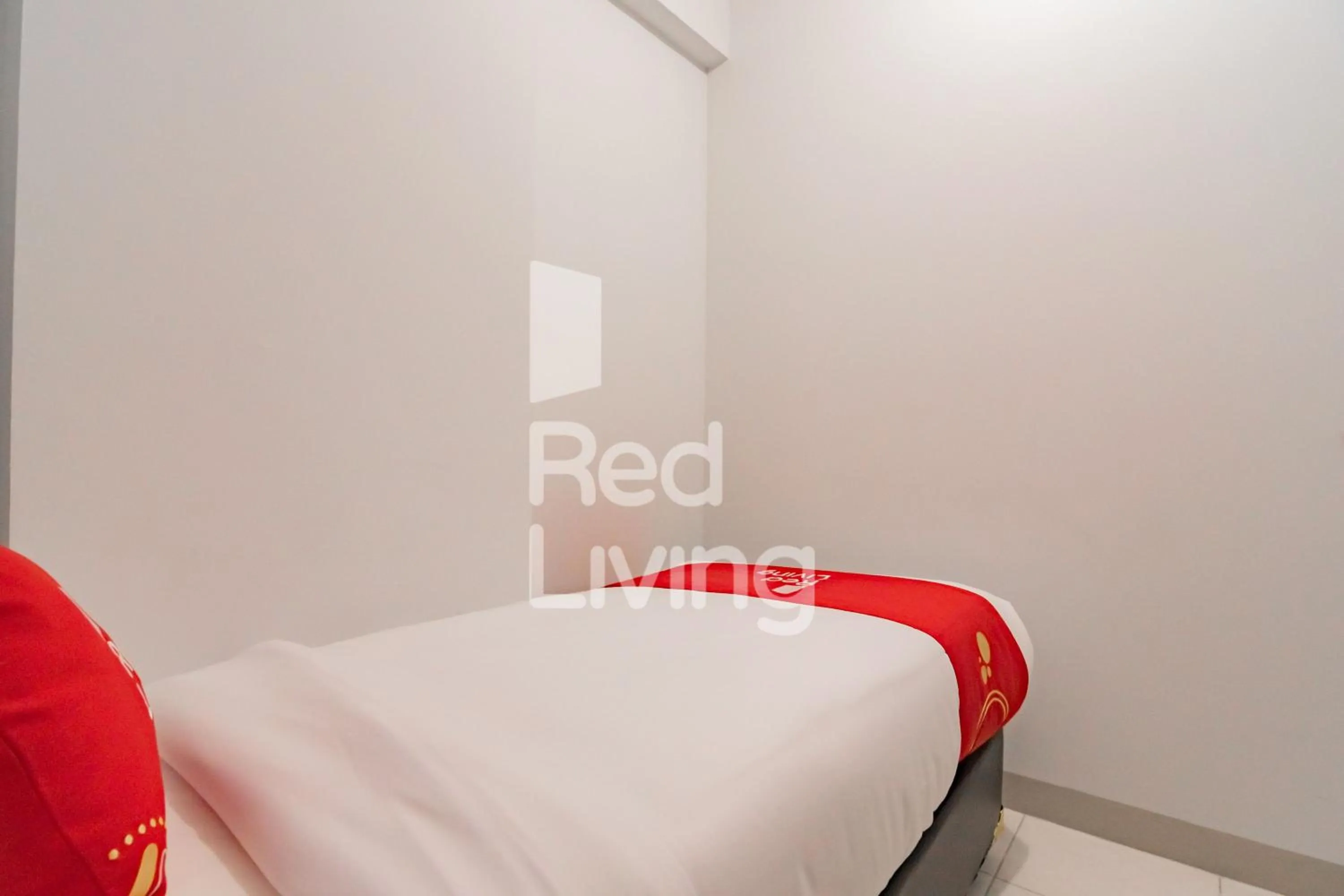 Bedroom, Bed in RedLiving Apartemen Mekarwangi Square - M Express