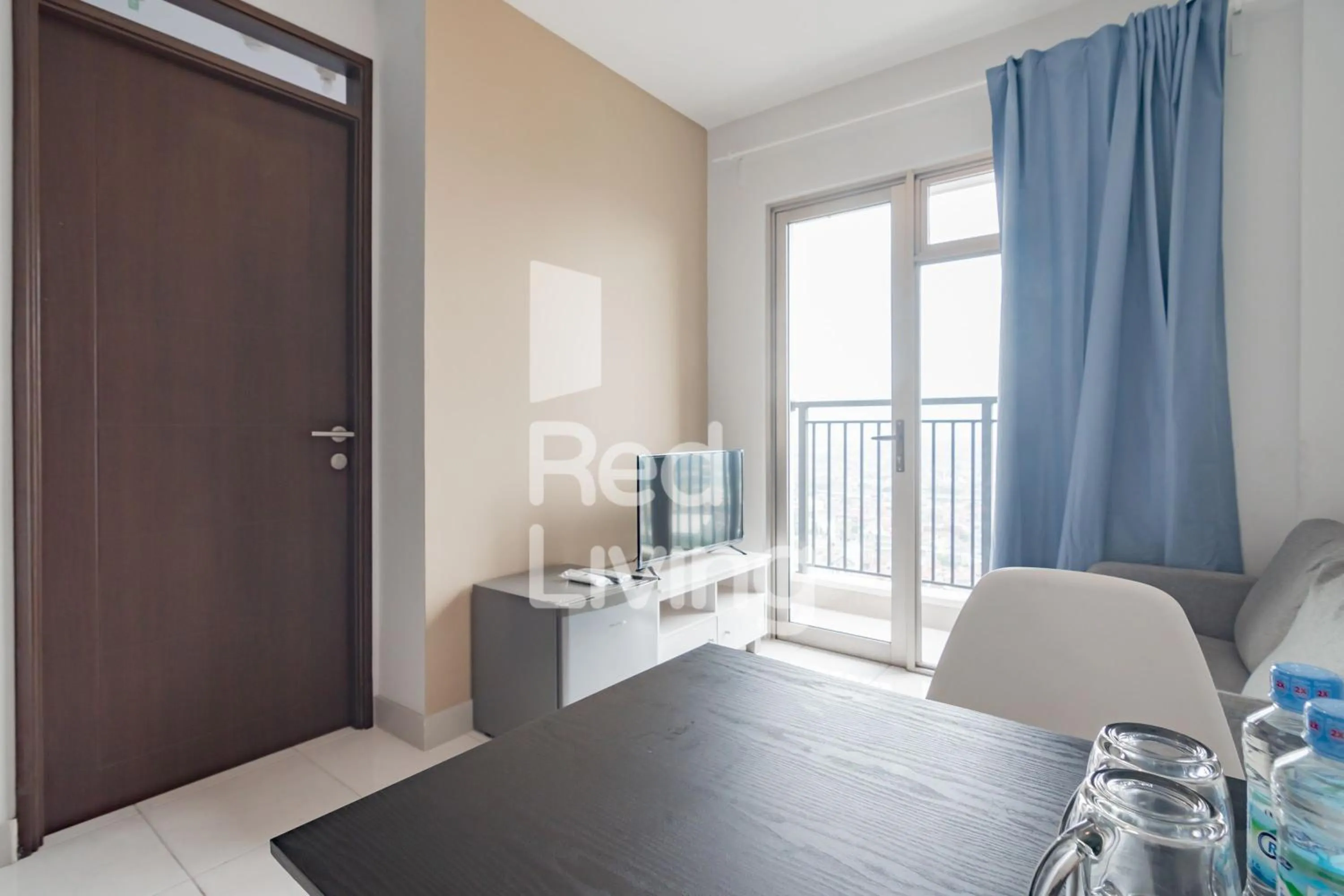 Living room in RedLiving Apartemen Mekarwangi Square - M Express