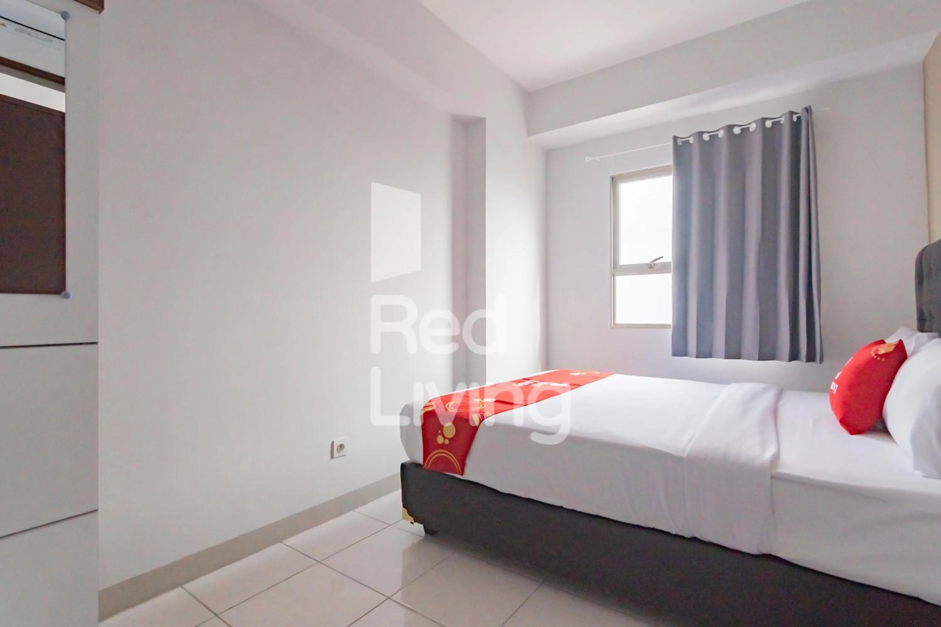 Bedroom, Bed in RedLiving Apartemen Mekarwangi Square - M Express