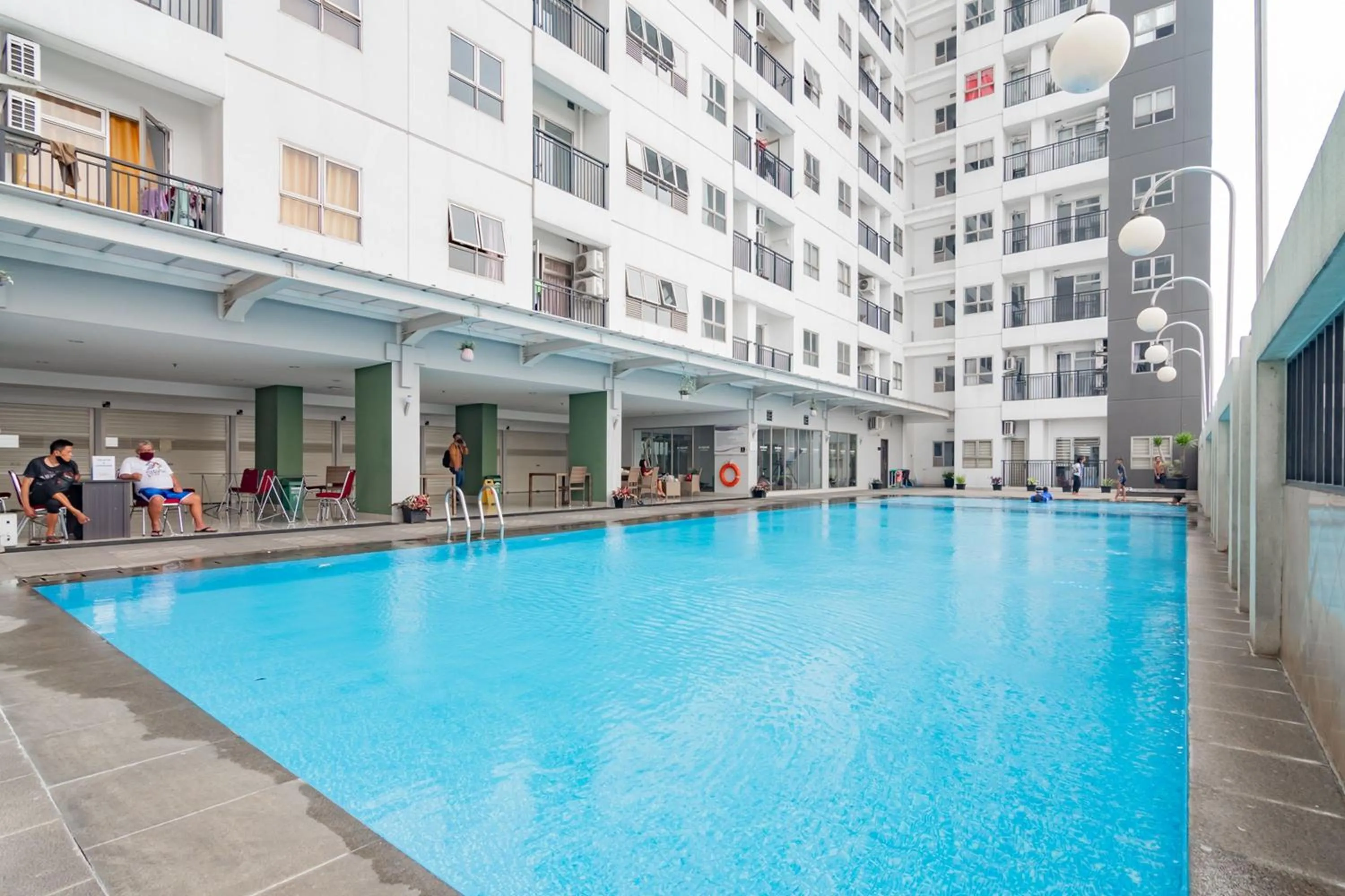 Swimming pool in RedLiving Apartemen Mekarwangi Square - M Express