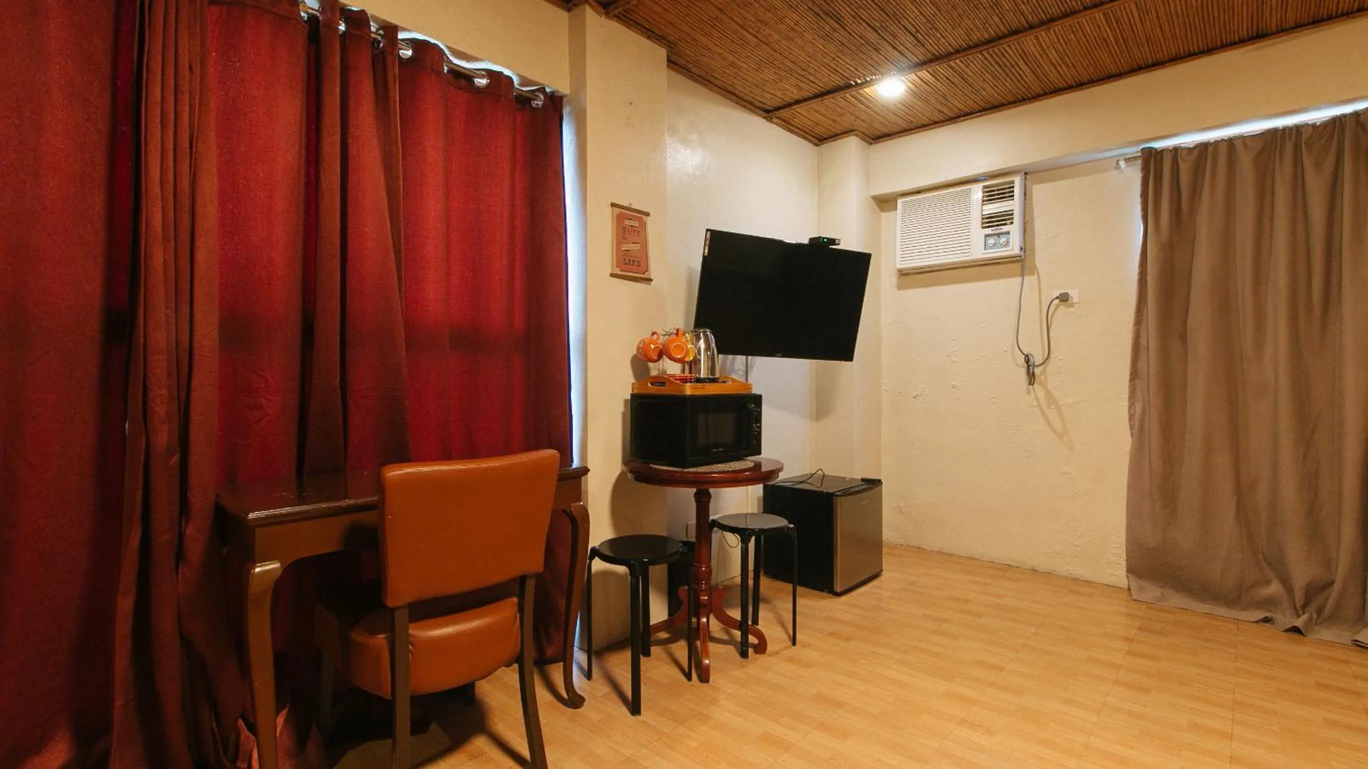 TV and multimedia in RedDoorz @ Manila Airport Hotel