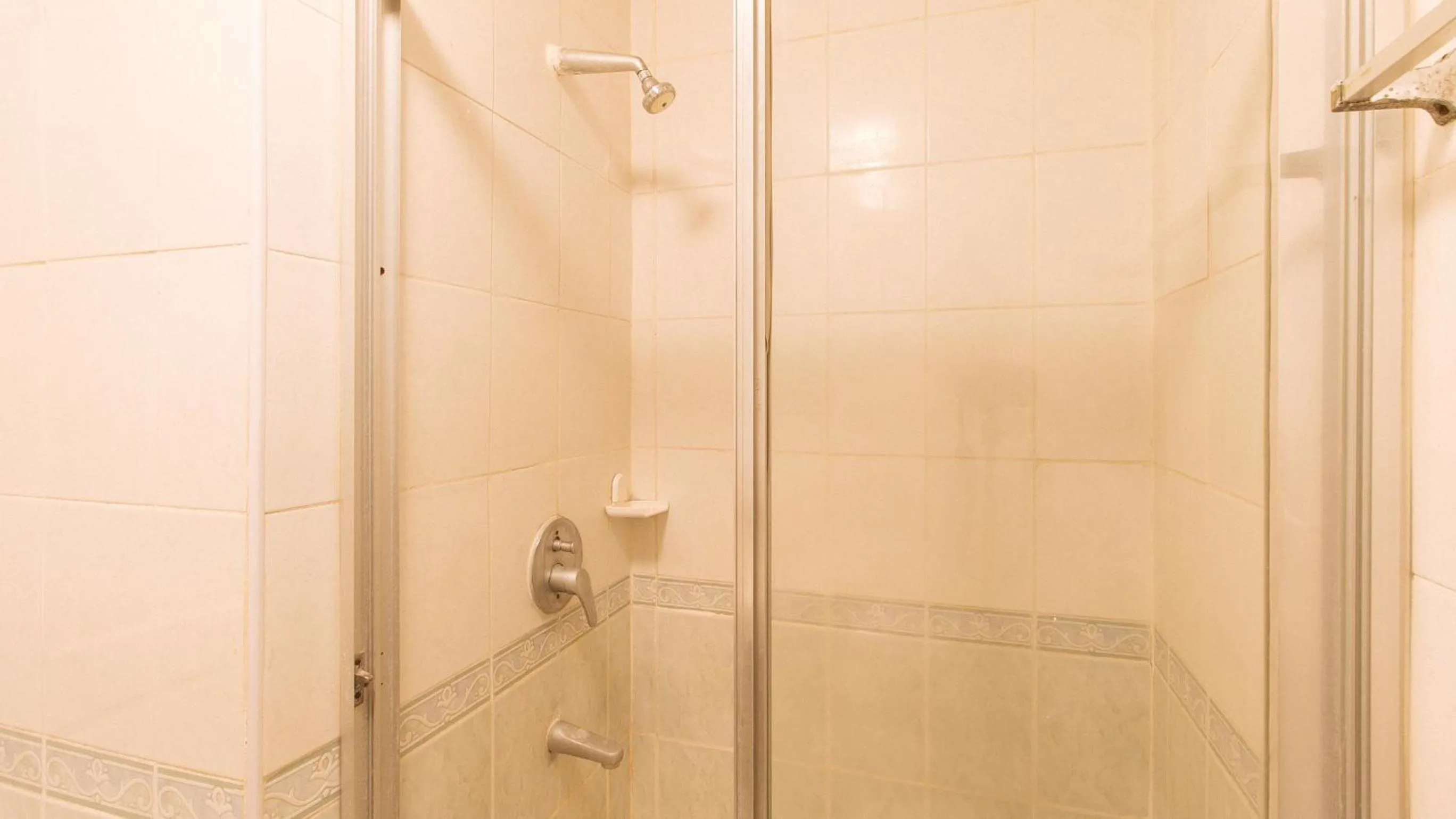 Bathroom in RedDoorz @ Manila Airport Hotel