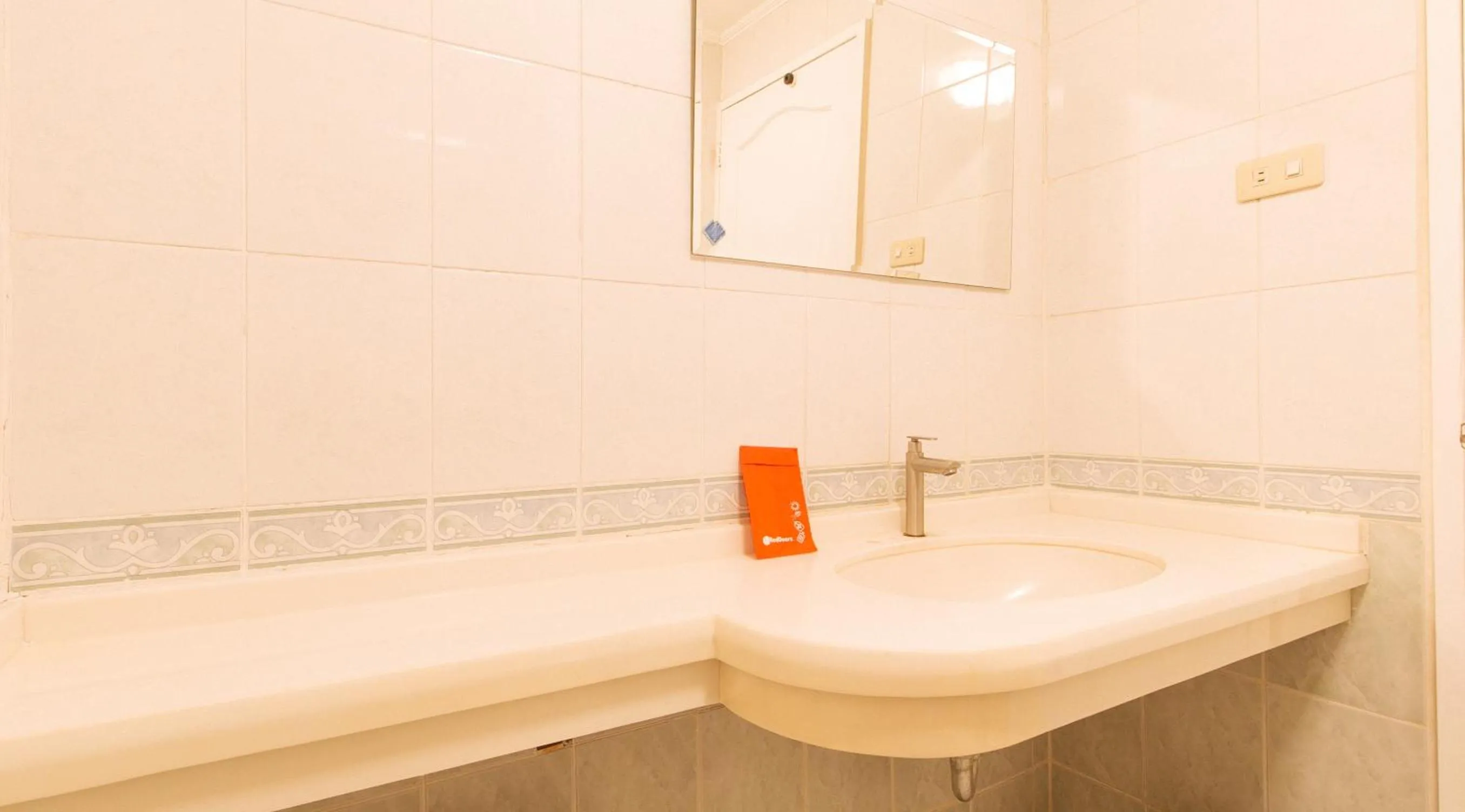 Bathroom in RedDoorz @ Manila Airport Hotel