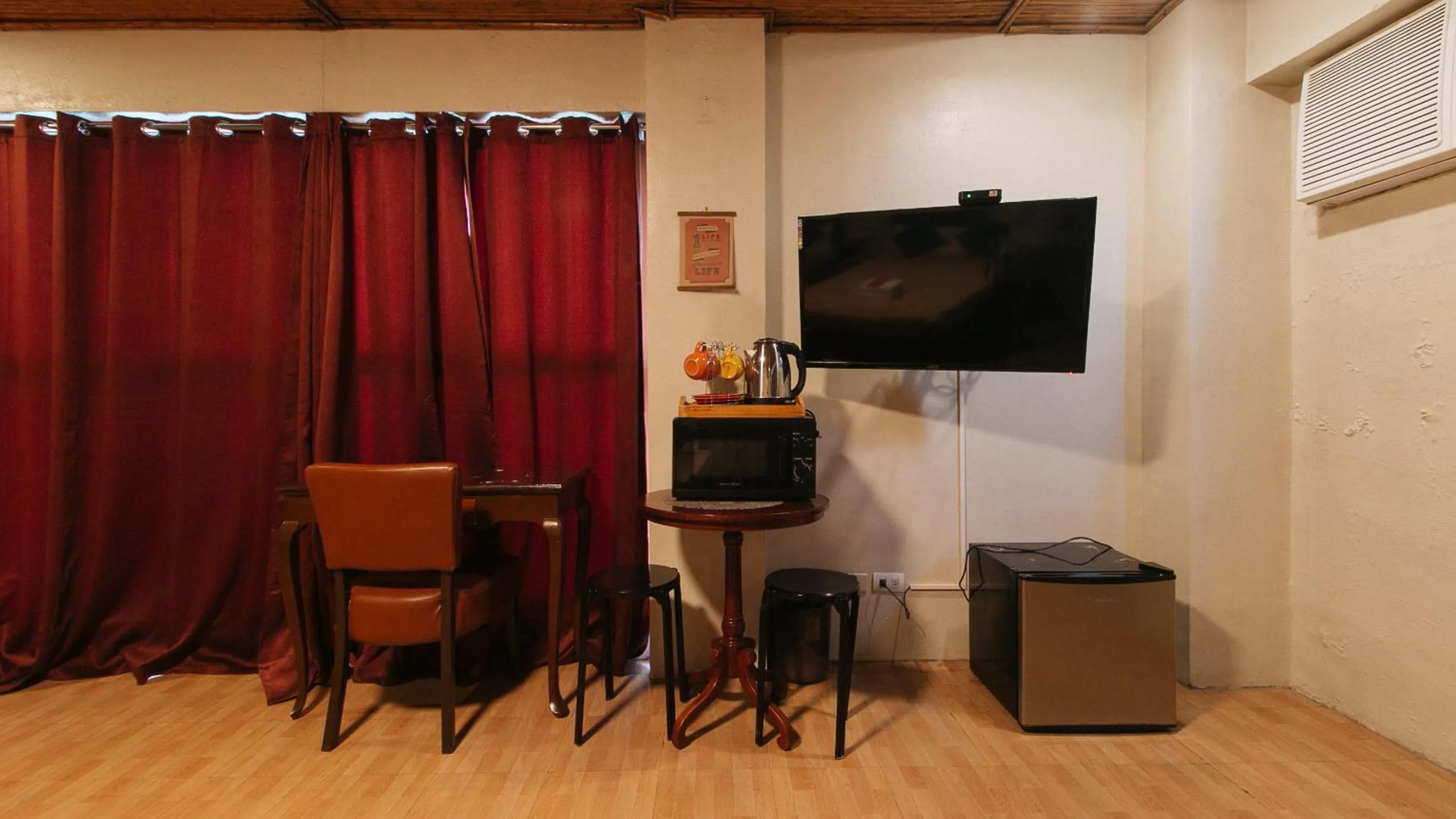 TV and multimedia in RedDoorz @ Manila Airport Hotel