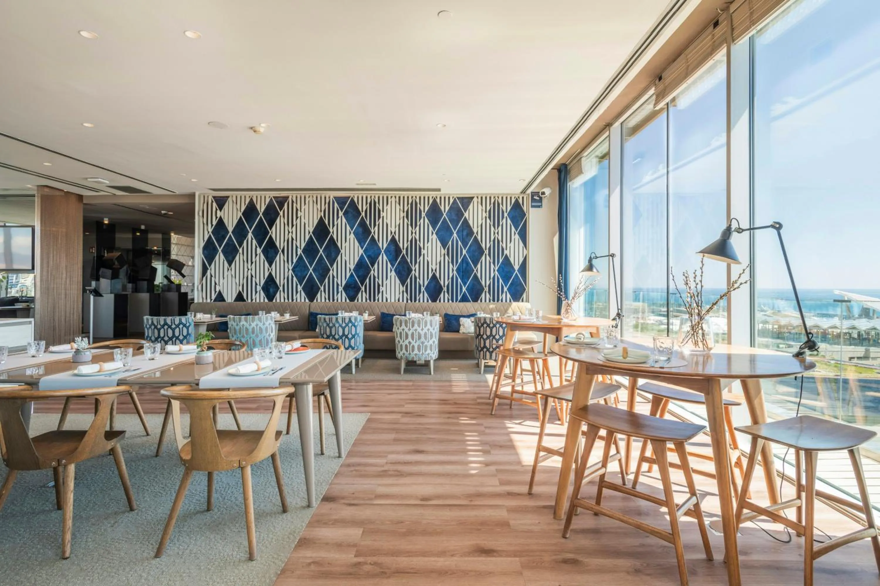 Lounge or bar in Leonardo Royal Hotel Barcelona Forum