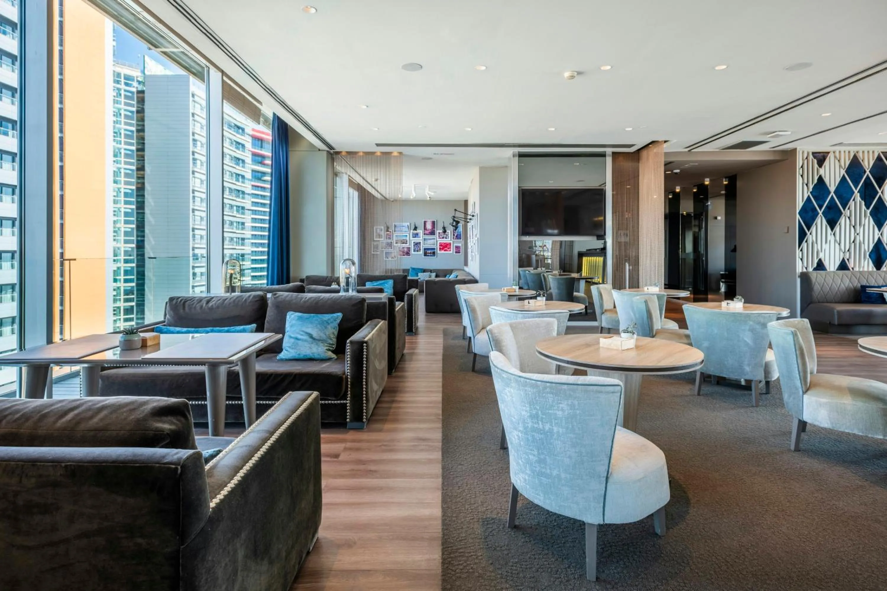 Lounge or bar in Leonardo Royal Hotel Barcelona Forum