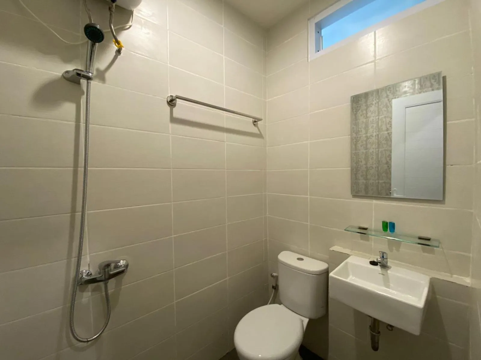 Shower in The Home Srengseng