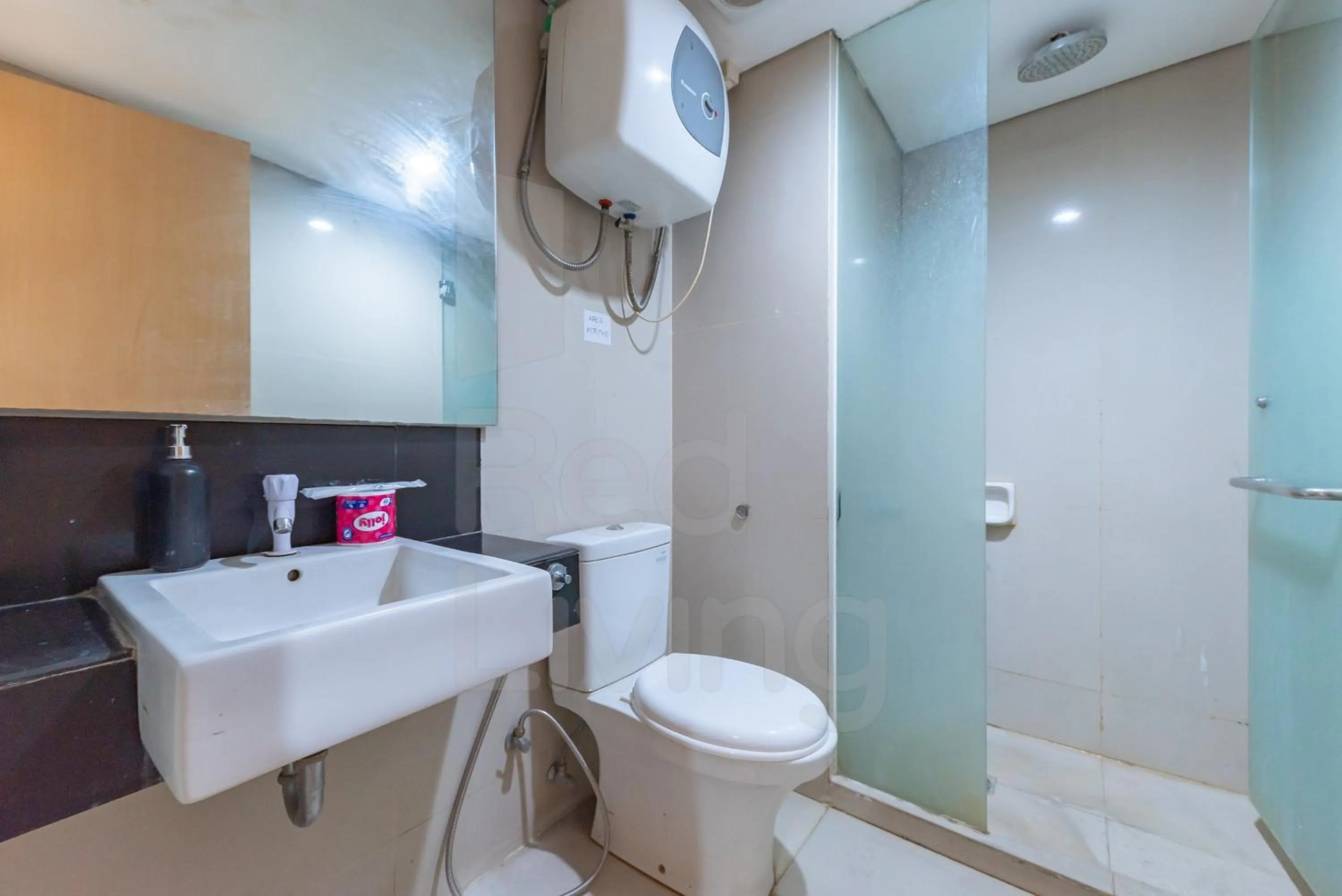 Bathroom in RedLiving Apartemen Star Semarang - Sky Tower Lantai 22