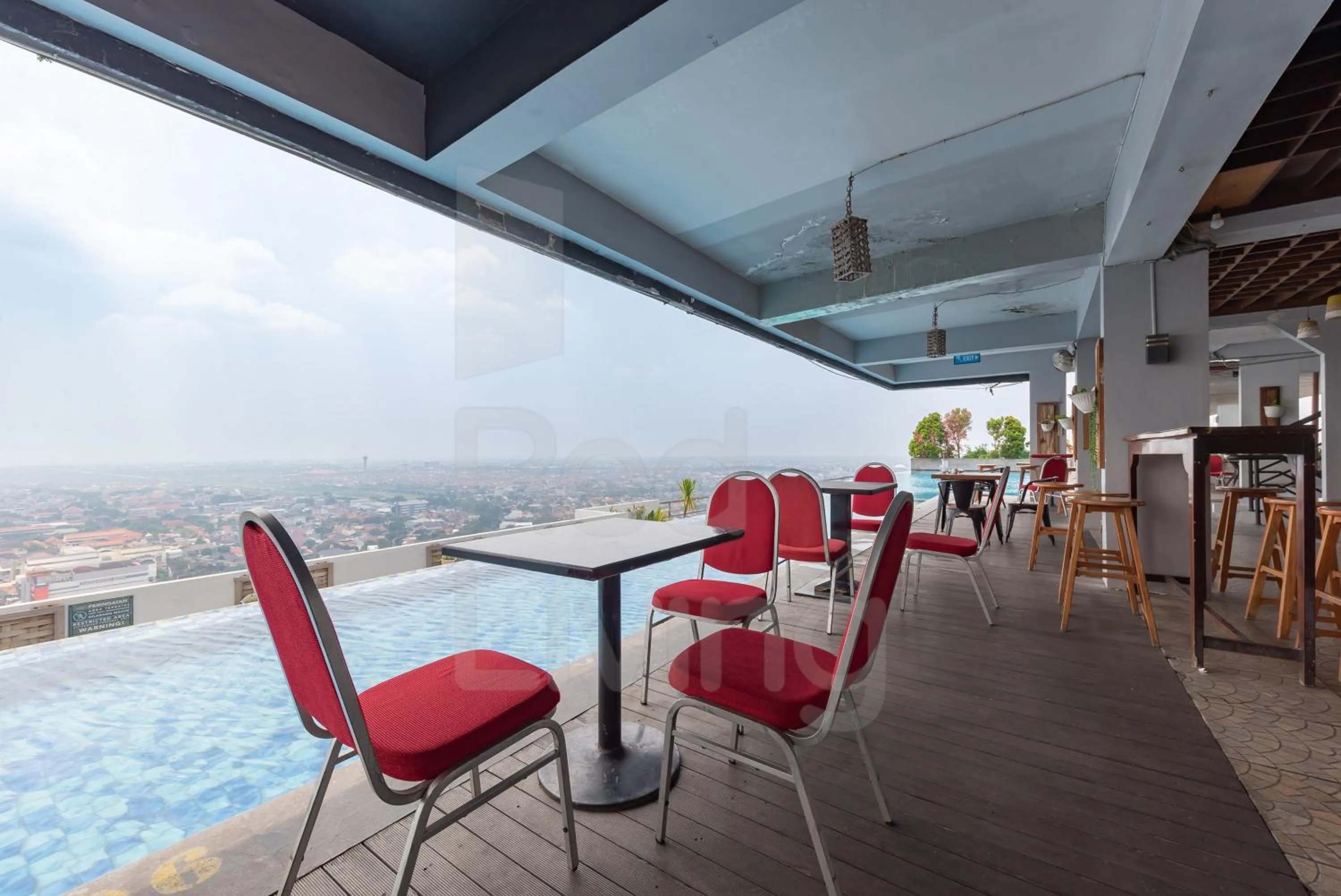 Seating area in RedLiving Apartemen Star Semarang - Sky Tower Lantai 22