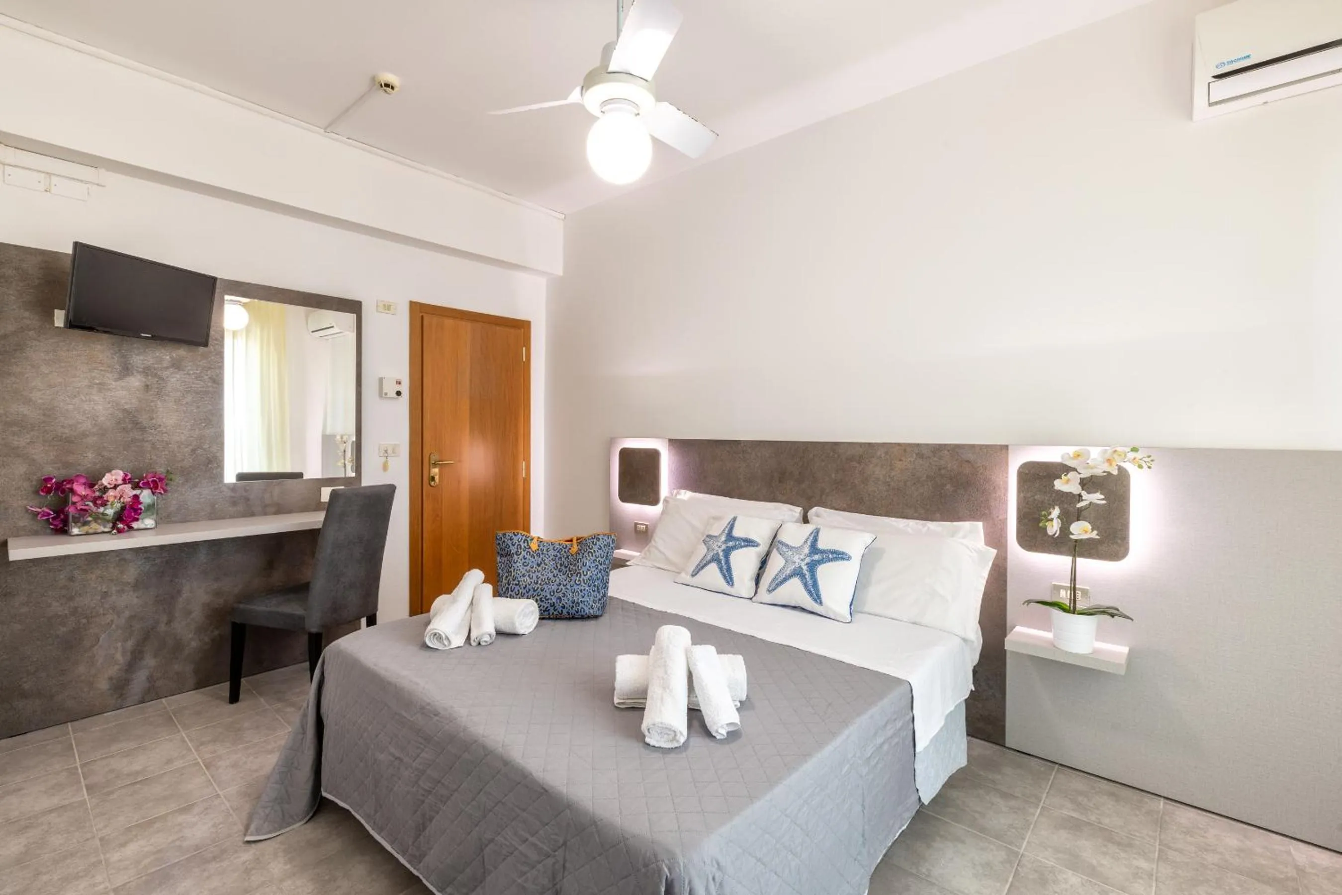 Bedroom, Bed in Hotel Condor-New 2024-Con Piscina