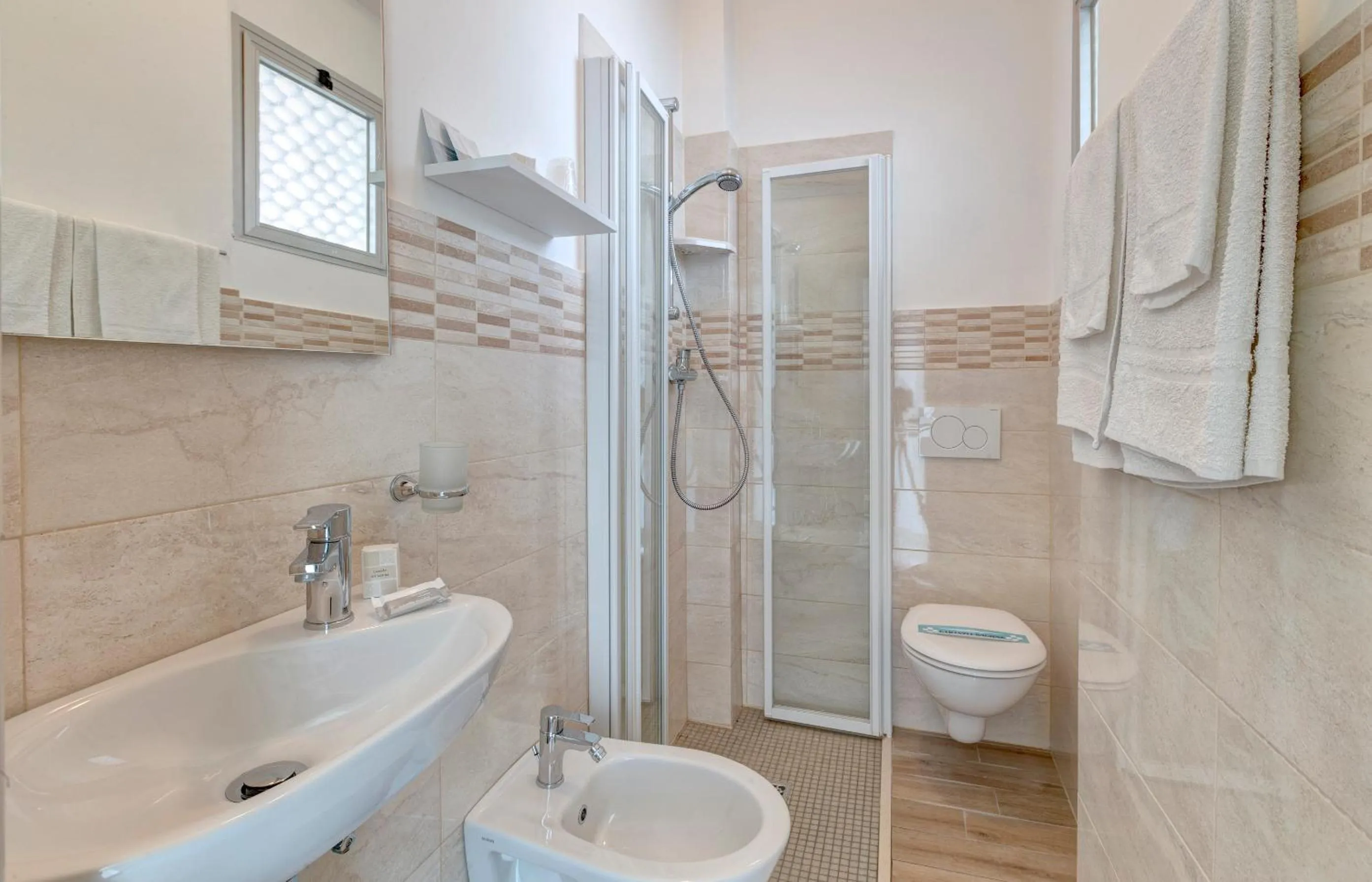 Bathroom in Hotel Condor-New 2024-Con Piscina