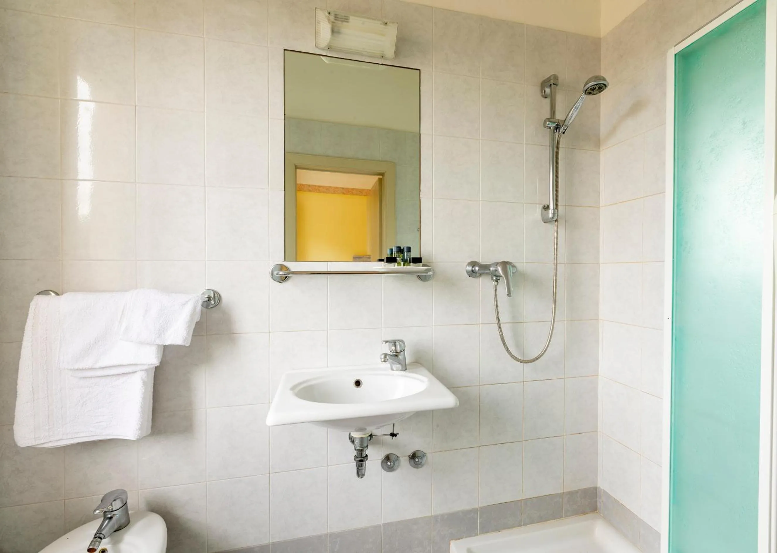 Bathroom in Hotel Condor-New 2024-Con Piscina