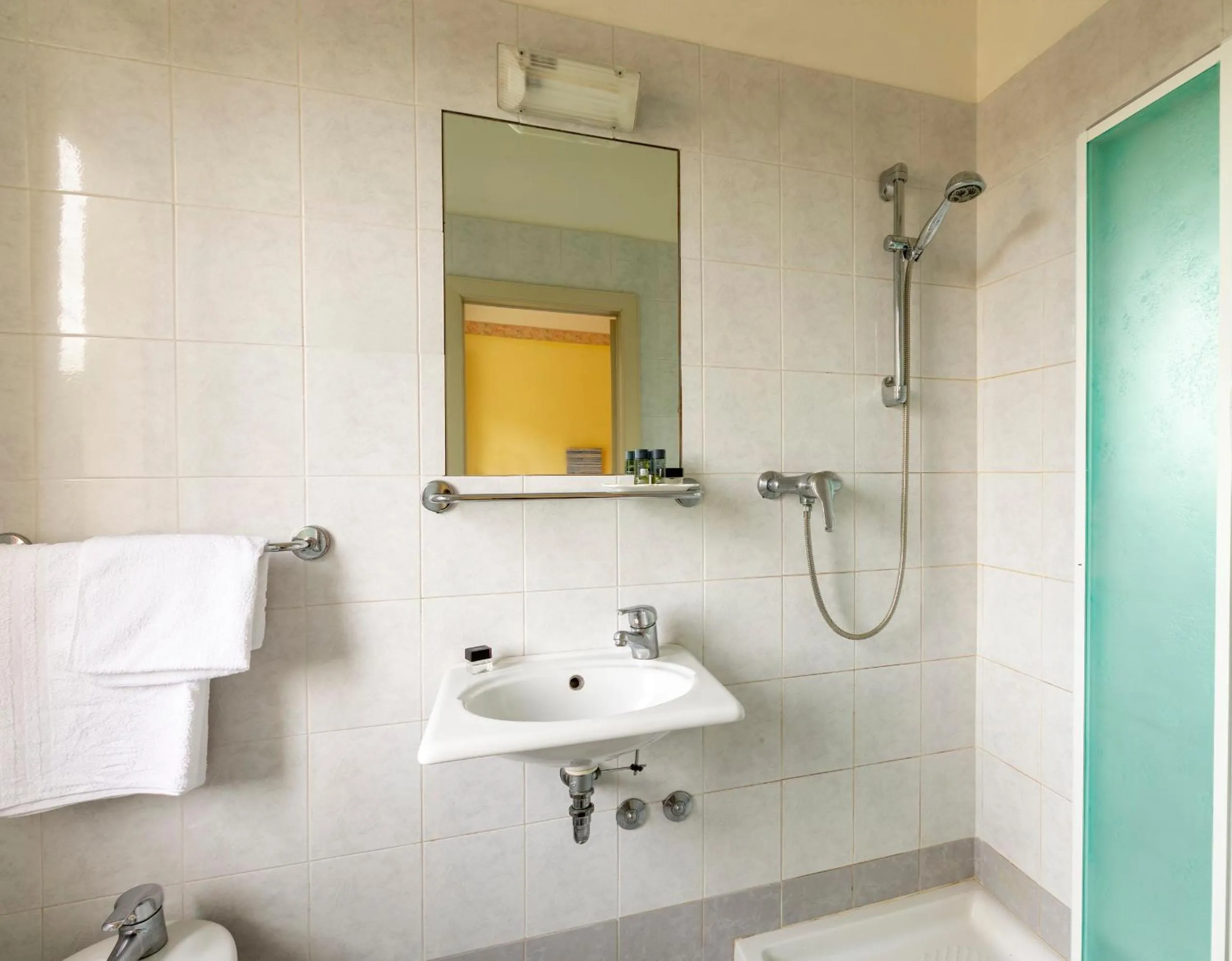 Bathroom in Hotel Condor-New 2024-Con Piscina