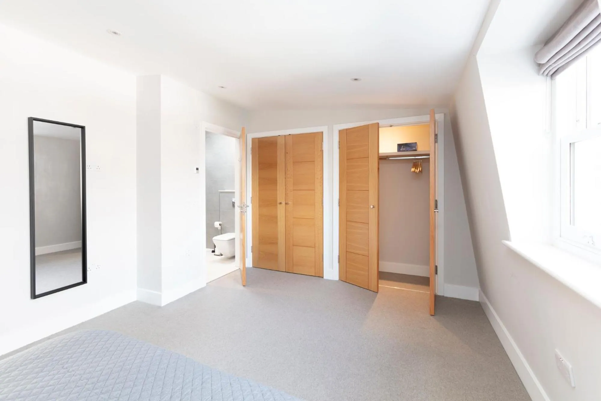 Fabulous Central Windsor Town House With Parking