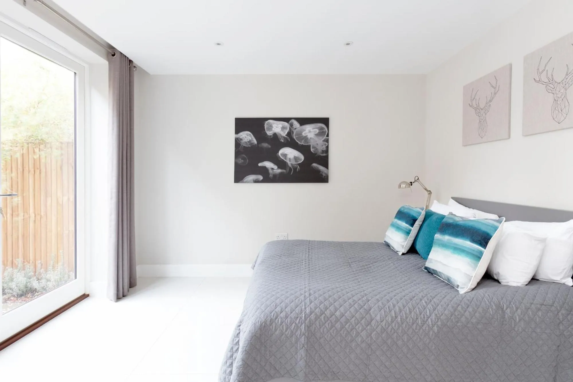 Bed in Fabulous Central Windsor Town House With Parking