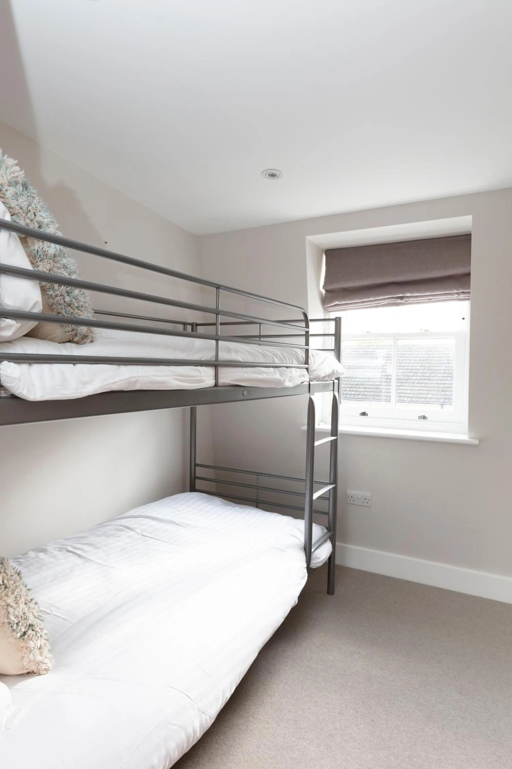 Bed in Fabulous Central Windsor Town House With Parking