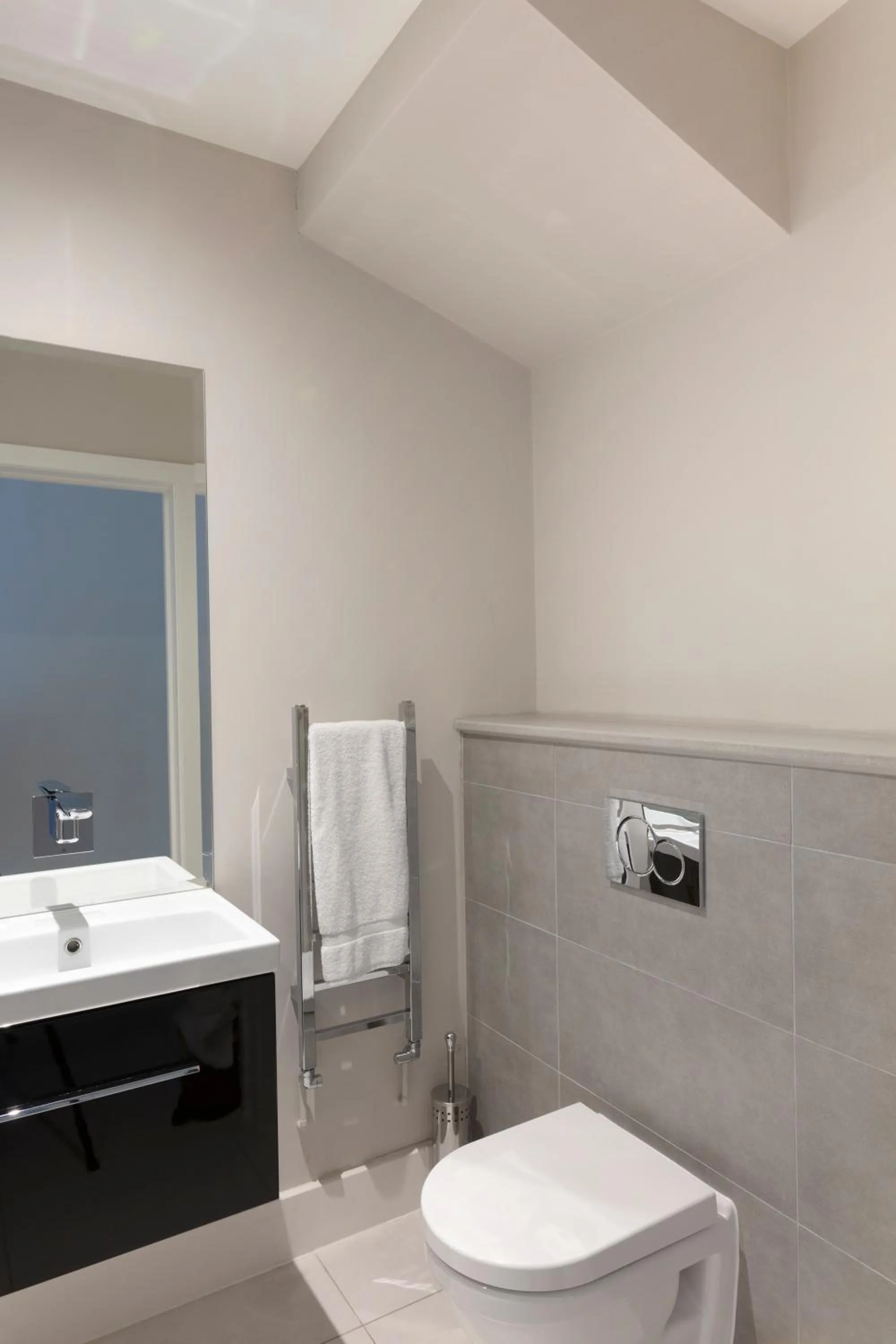 Fabulous Central Windsor Town House With Parking