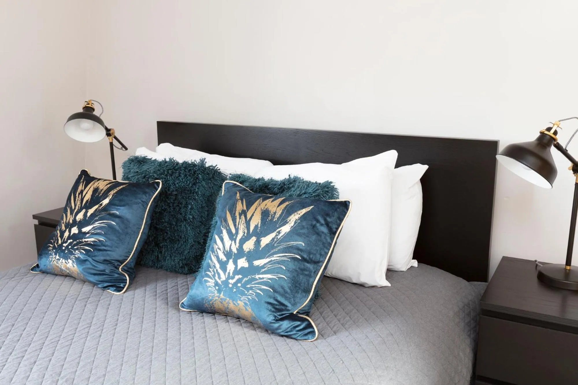 Bed in Fabulous Central Windsor Town House With Parking