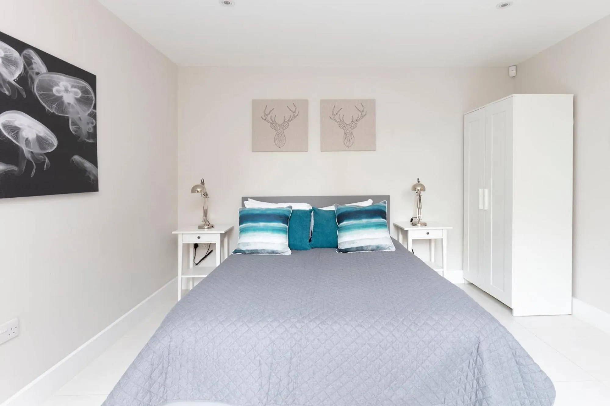 Bed in Fabulous Central Windsor Town House With Parking