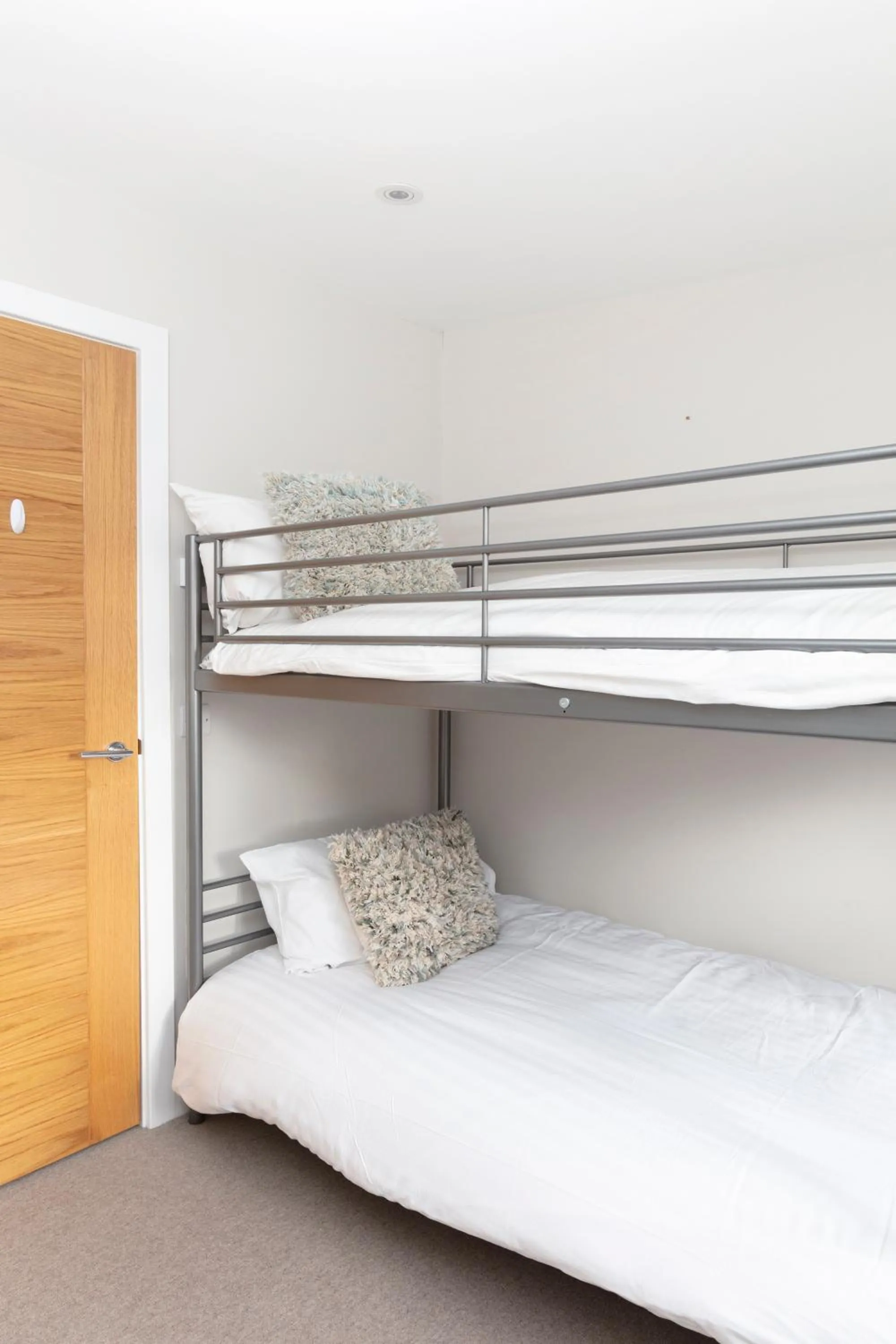 Bed in Fabulous Central Windsor Town House With Parking