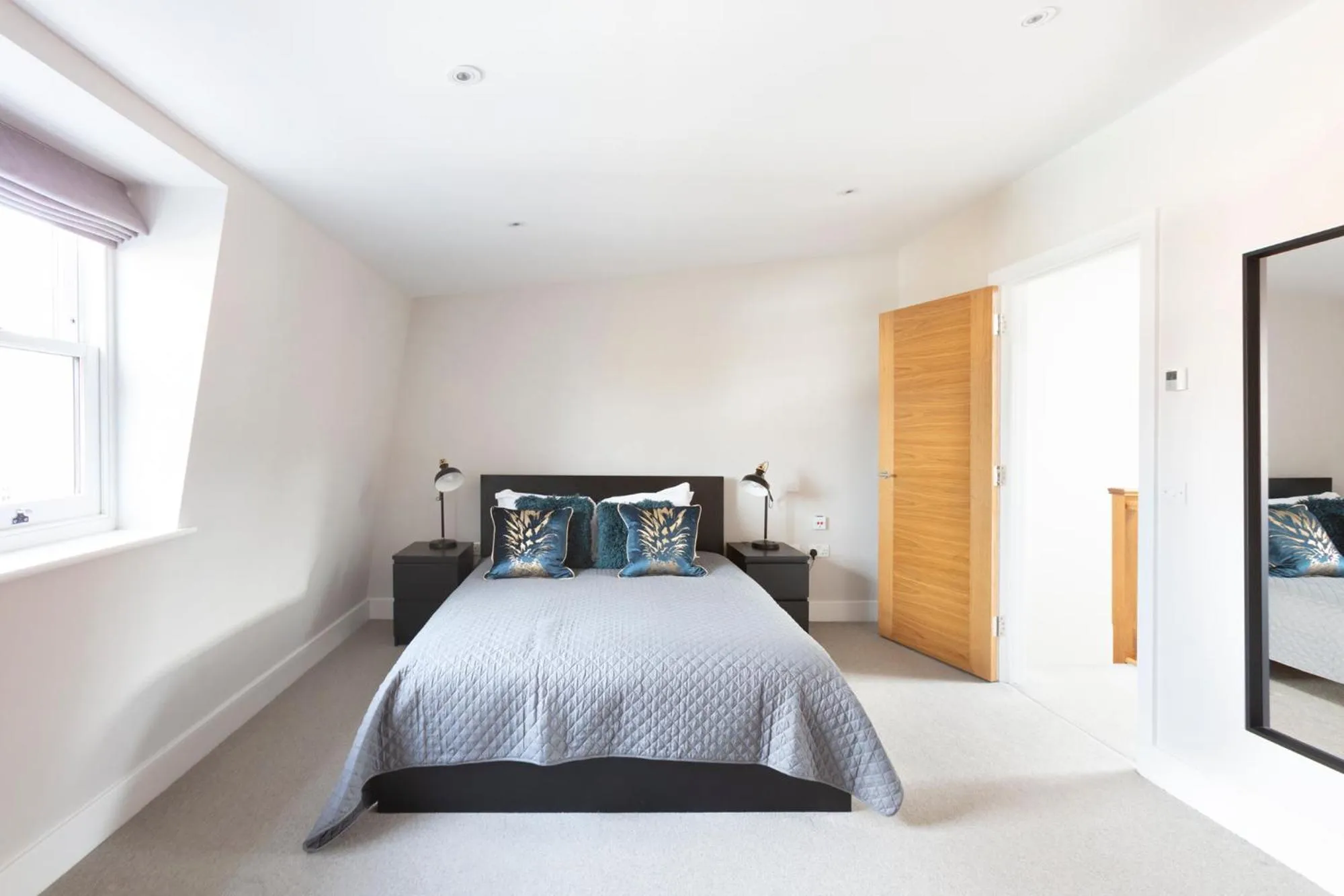 Bed in Fabulous Central Windsor Town House With Parking