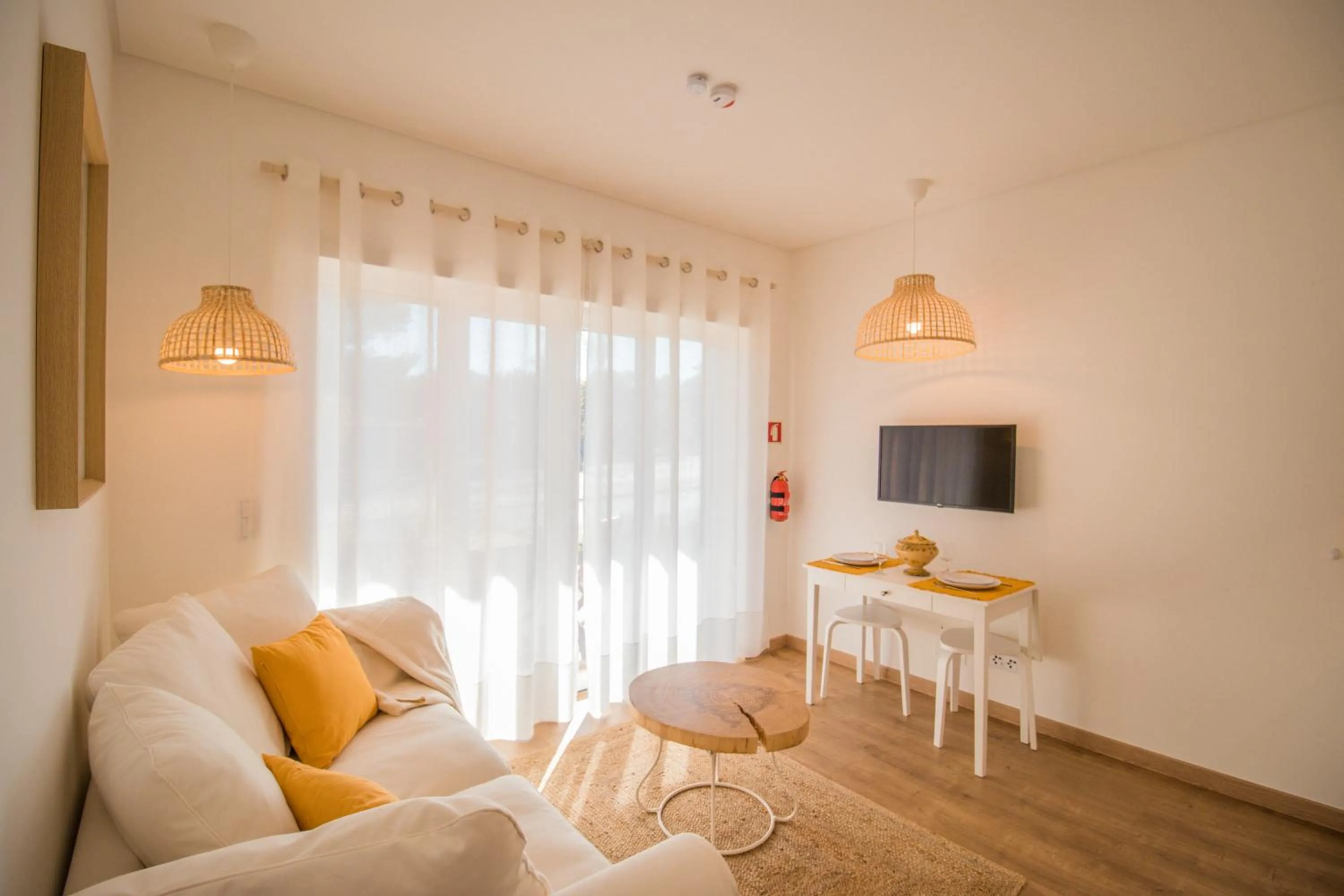 188 Apartments - Buganvília - pool and balcony